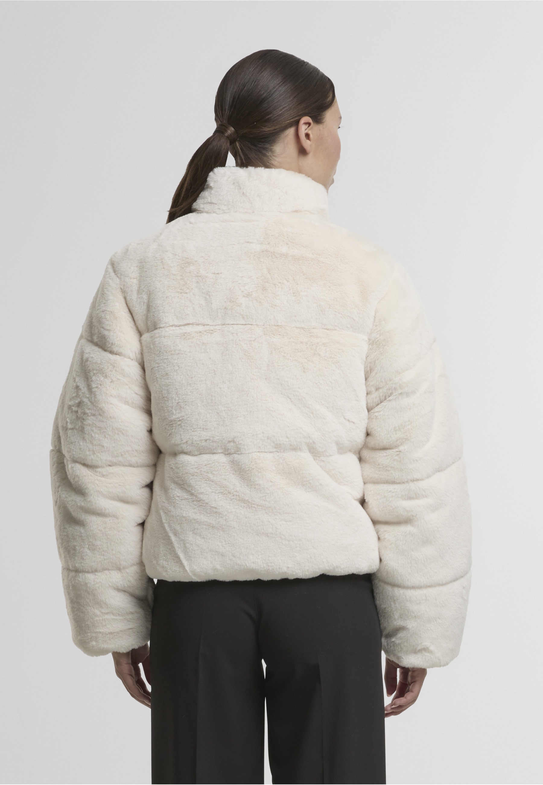 URBAN CLASSICS Winterjacke »Urban Classics Ladies Short Faux Fur Puffer Jacket« 1 Stk. tlg. ohne Kapuze
