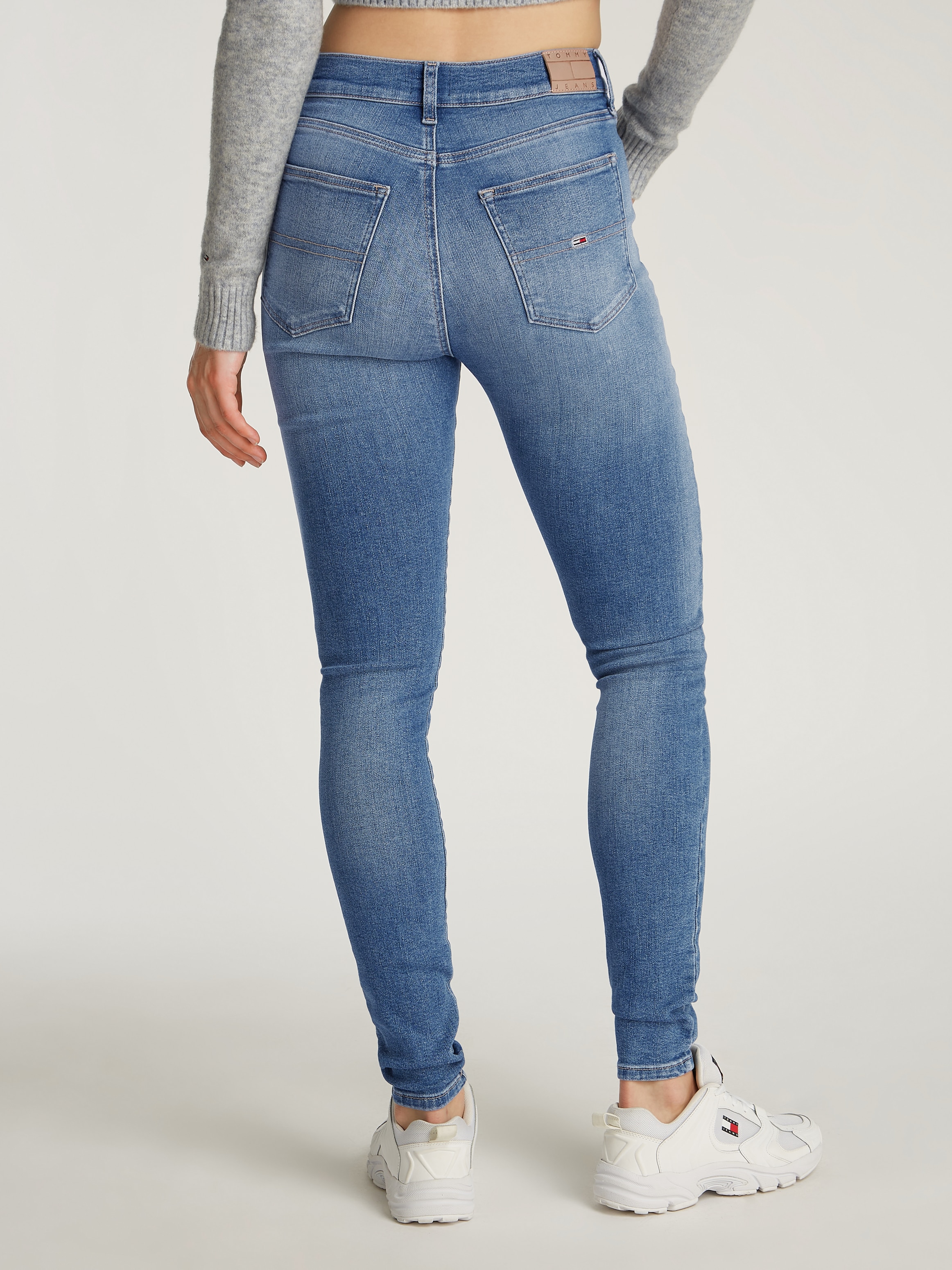 Tommy Jeans Skinny-fit-Jeans »Sylvia High Rise Skinny«, mit Logo-Badge