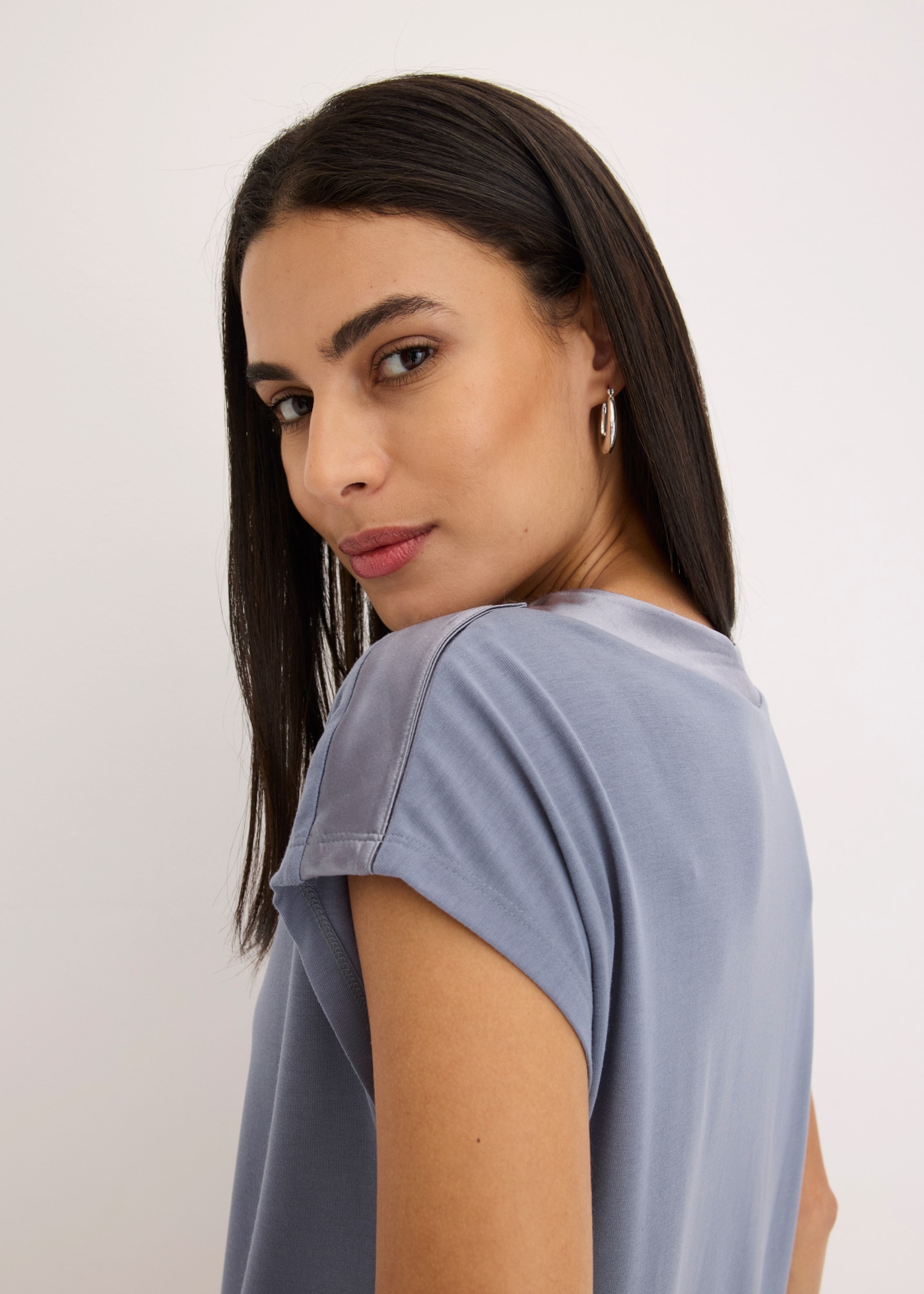 bonprix T-Shirt Oversize-Passform, Kurzarm-Design, mit Satinpasse