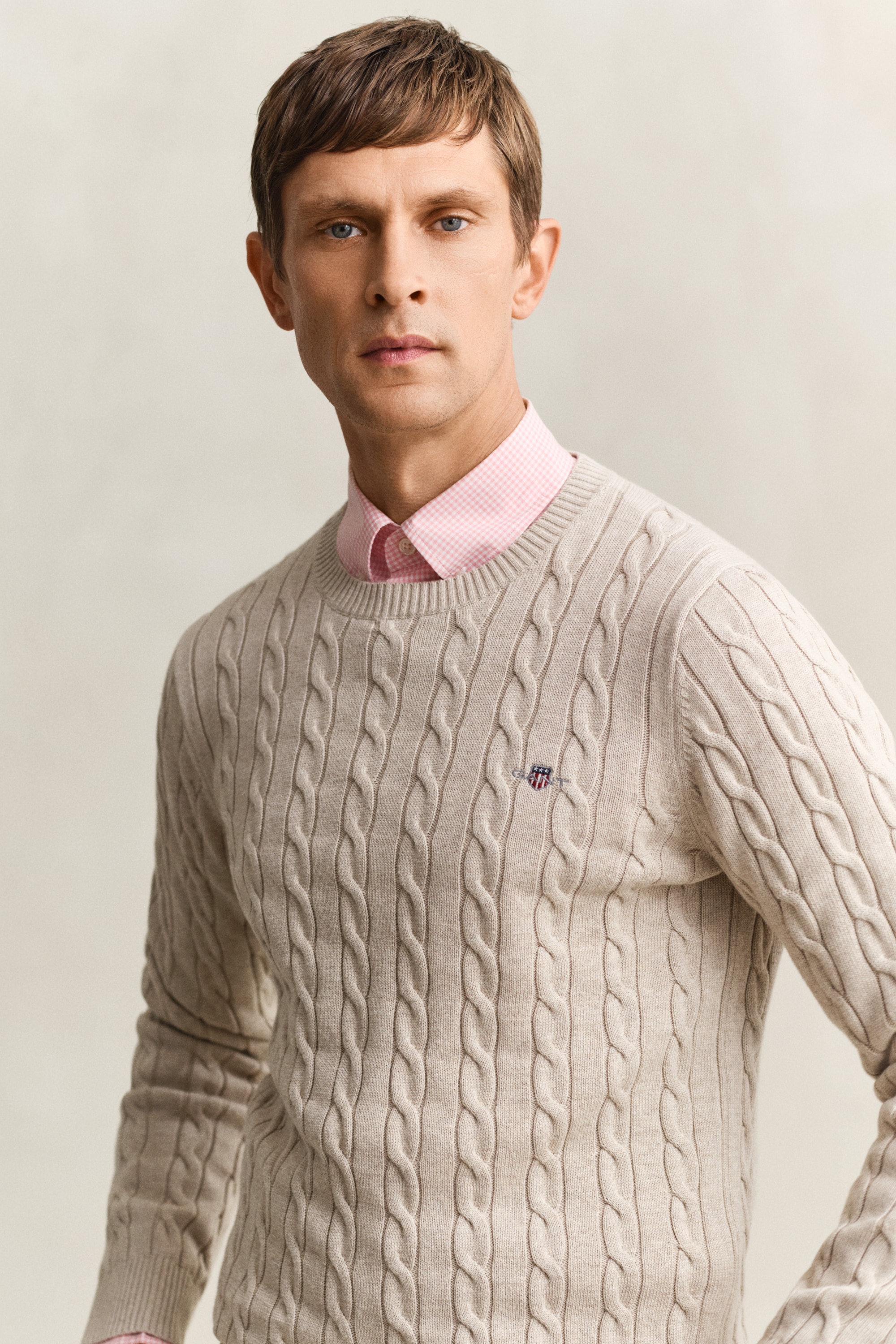 Gant Strickpullover »COTTON CABLE C-NECK« mit Wappen-Logostickerei auf der Brust