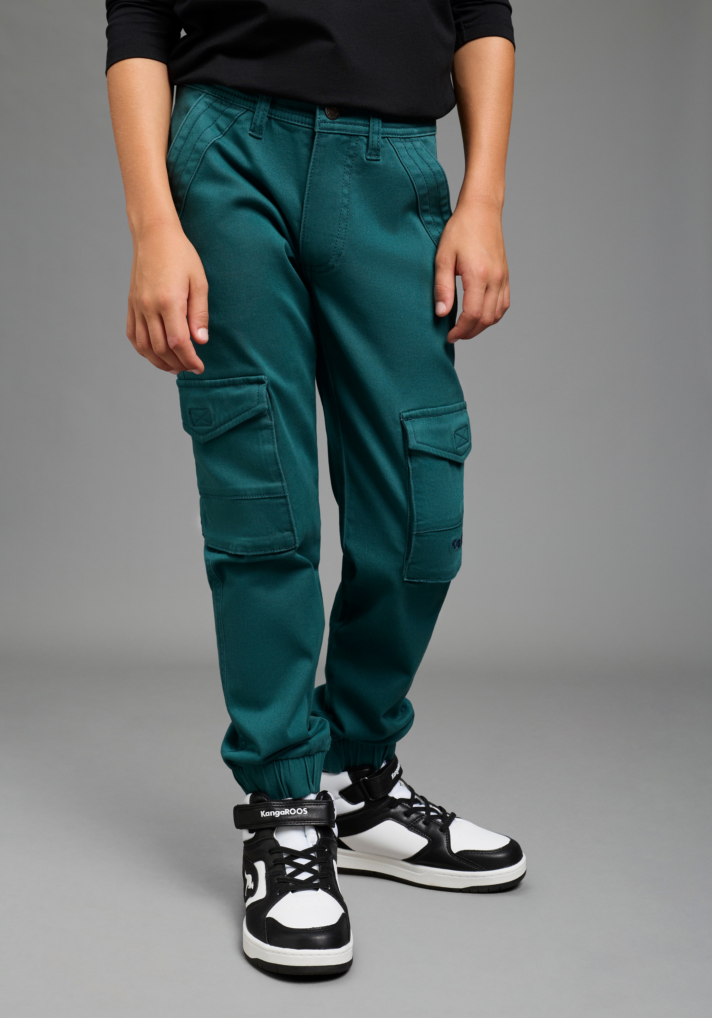 KangaROOS Cargohose "Hose mit Cargotaschen und KangaROOS Stickerei" Cargohose mit Logo-Stickerei
