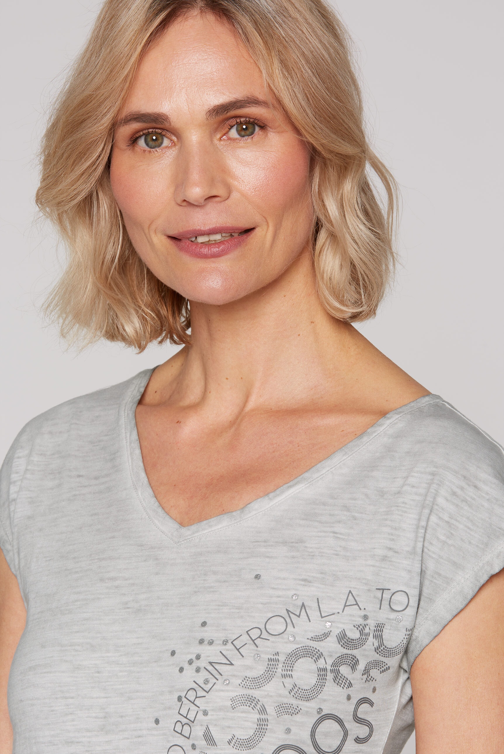 SOCCX V-Shirt, mit überschnittenen Schultern