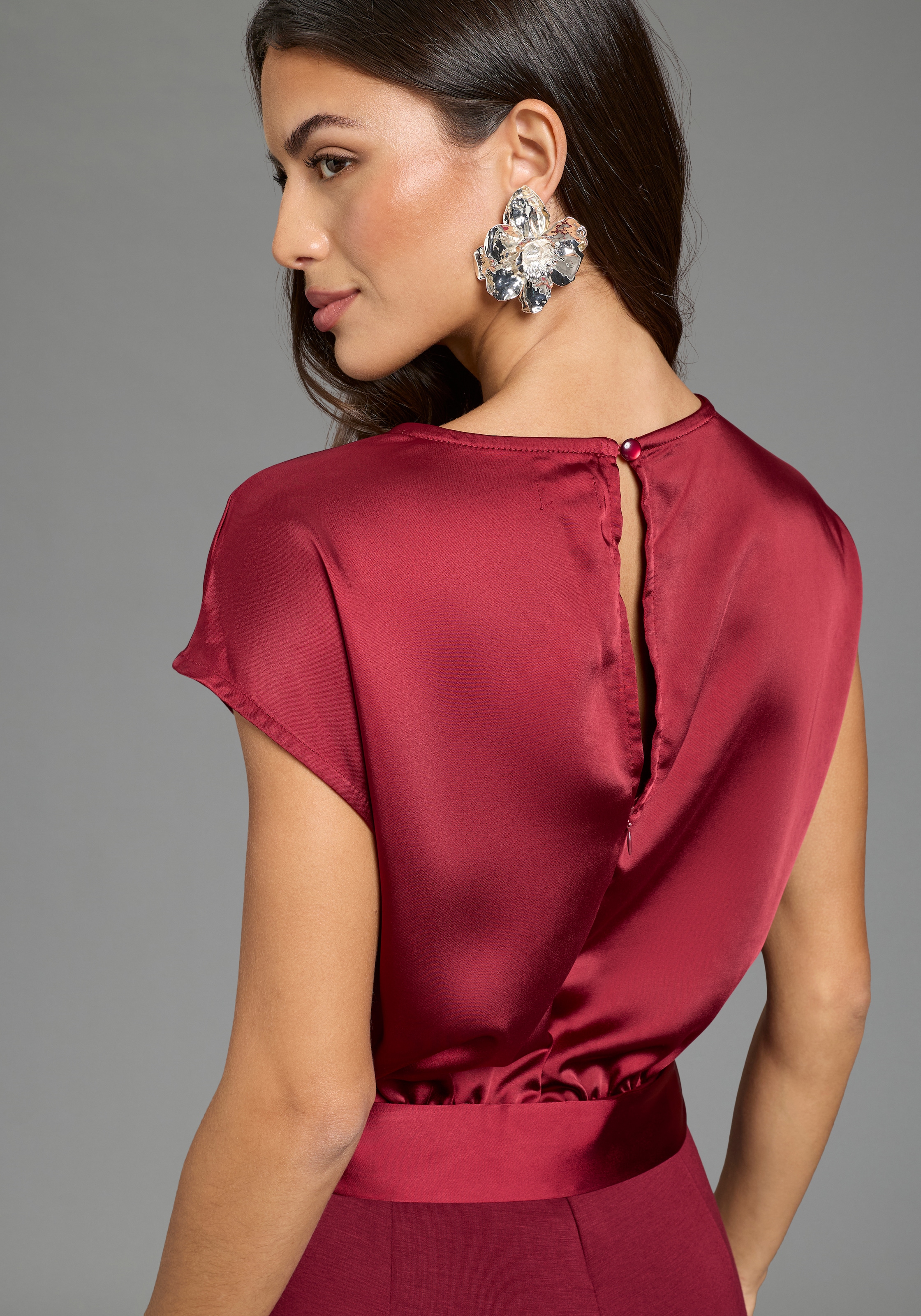 Laura Scott Jumpsuit aus glänzendem Satin, mit bequemer Jersey-Hose, figurbetonte Passform
