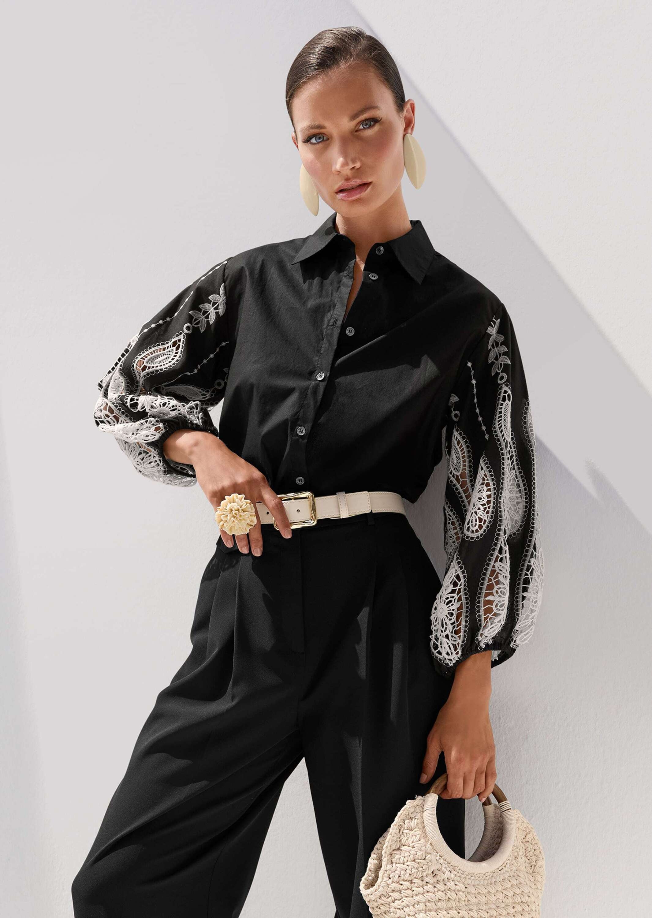 Hemdbluse MADELEINE "Bluse Elegante Bluse mit Lochstickerei", Damen, Gr. 36, schwarz (schwarz, weiß), Obermaterial: 100% Baumwolle CO., Modern, Blusen Hemdbluse 3