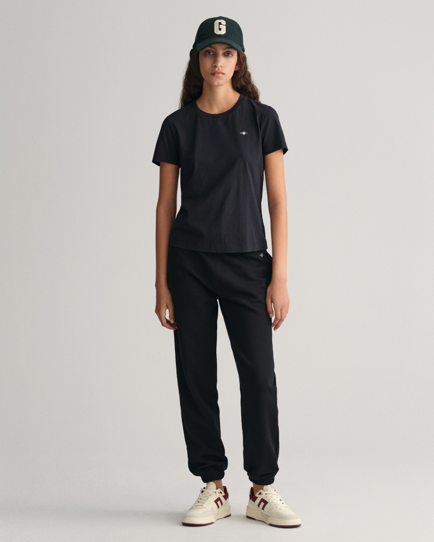 Gant T-Shirt »REG SHIELD KA T-SHIRT«, mit einer kleinen aufgestickten Wappen-Grafik auf der Brust