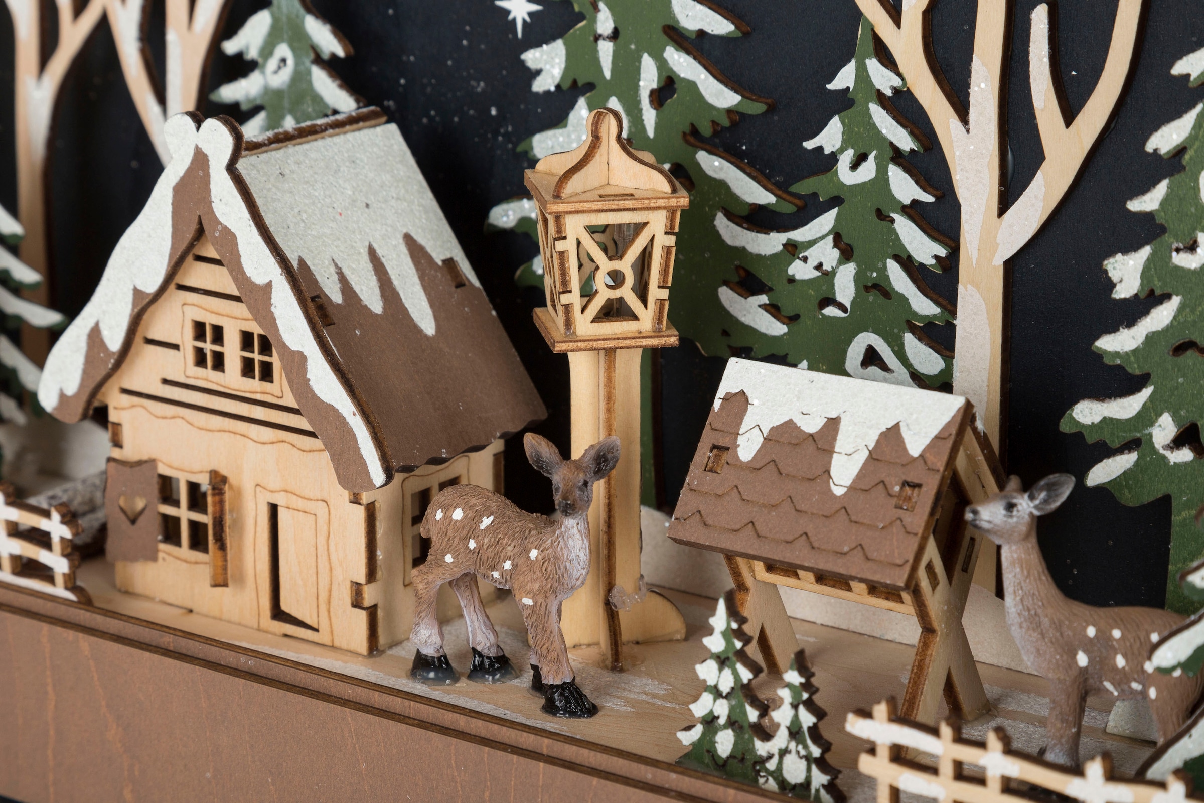 Myflair Möbel & Accessoires Dekoobjekt »Koffer mit LED-Dekoration, Weihnachtsdeko aus Holz«, Dekolicht mit Weihnachtsdorf in verschneiter Landschaft