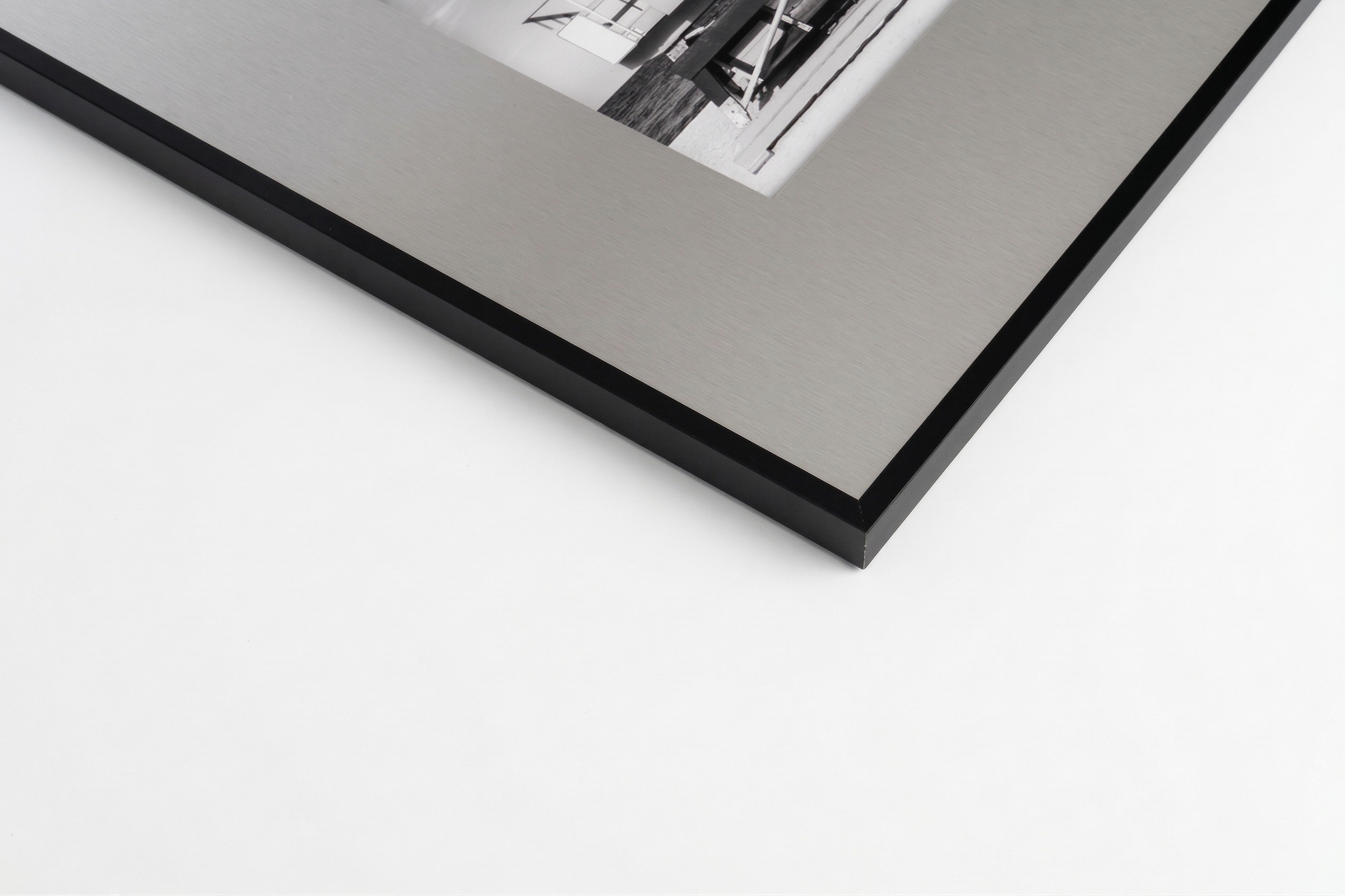 queence Bild »Trend Wandbild, Wandkunst, Kunstdruck "Frau am Pool"« Fashion | Frau | Wasser 1 Stk. tlg. inkl. Passepartout aus hochwertigem Aluminium und schwarzem Rahmen