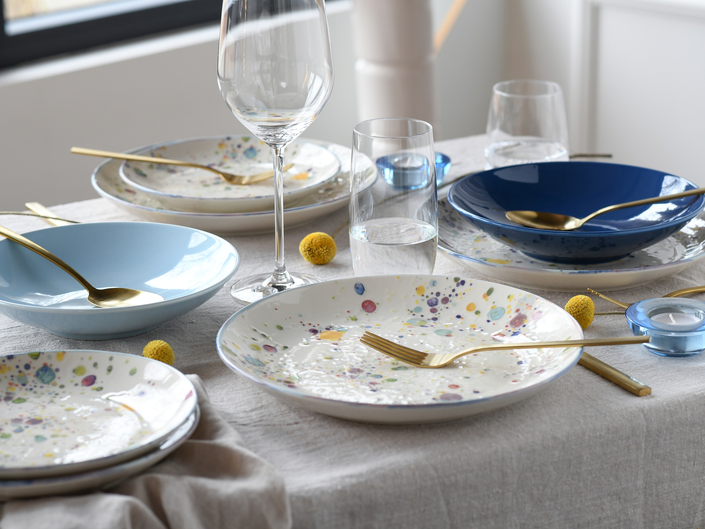 CreaTable Teller-Set »Candy Drops, Tellerset 12-tlg.«, (Set, 12 tlg.), Unregelmäßige bunte Punkte, Gute Laune Geschirr, Frisch, Freundlich