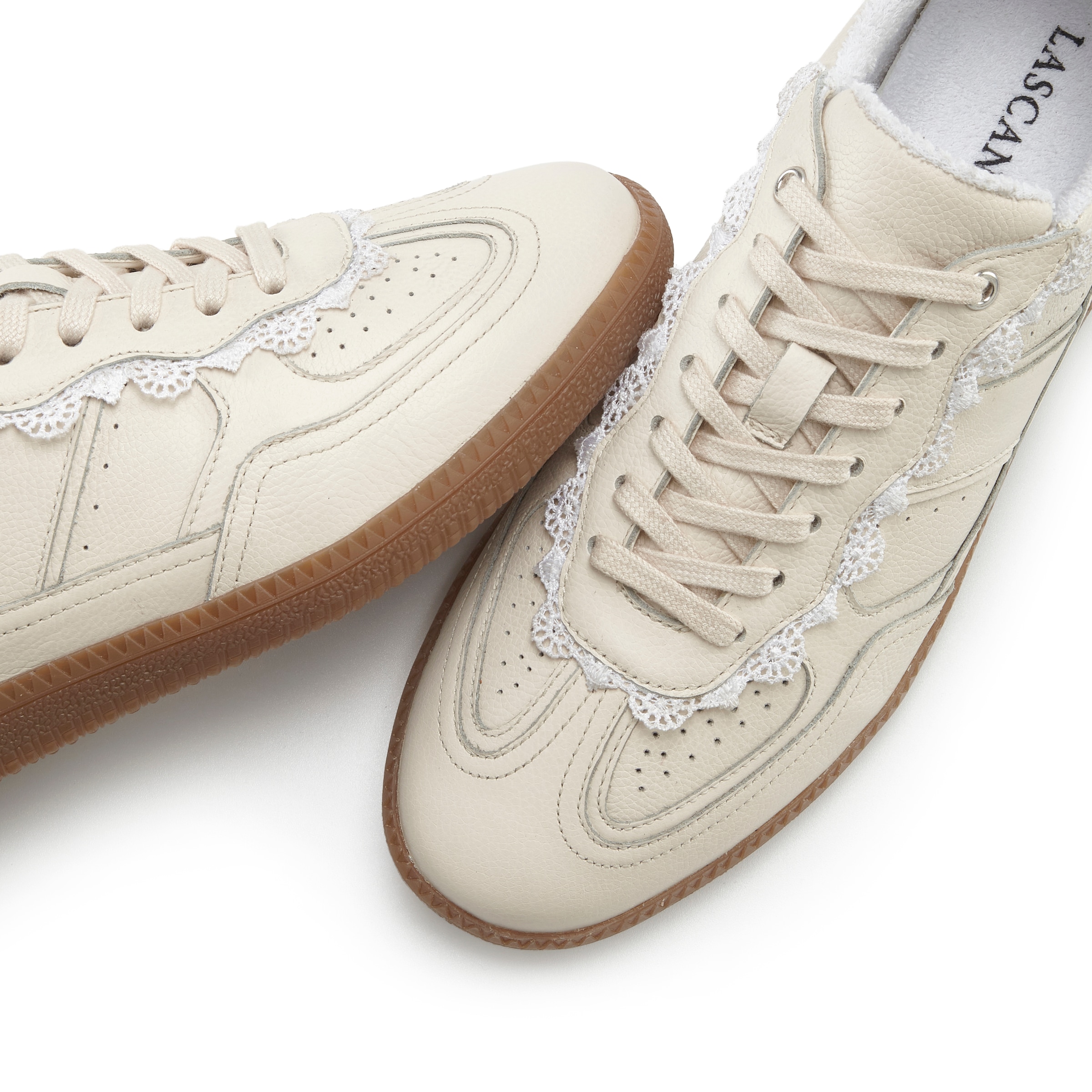 LASCANA Sneaker, Freizeitschuh, Halbschuh aus Leder mit Spitzen Details
