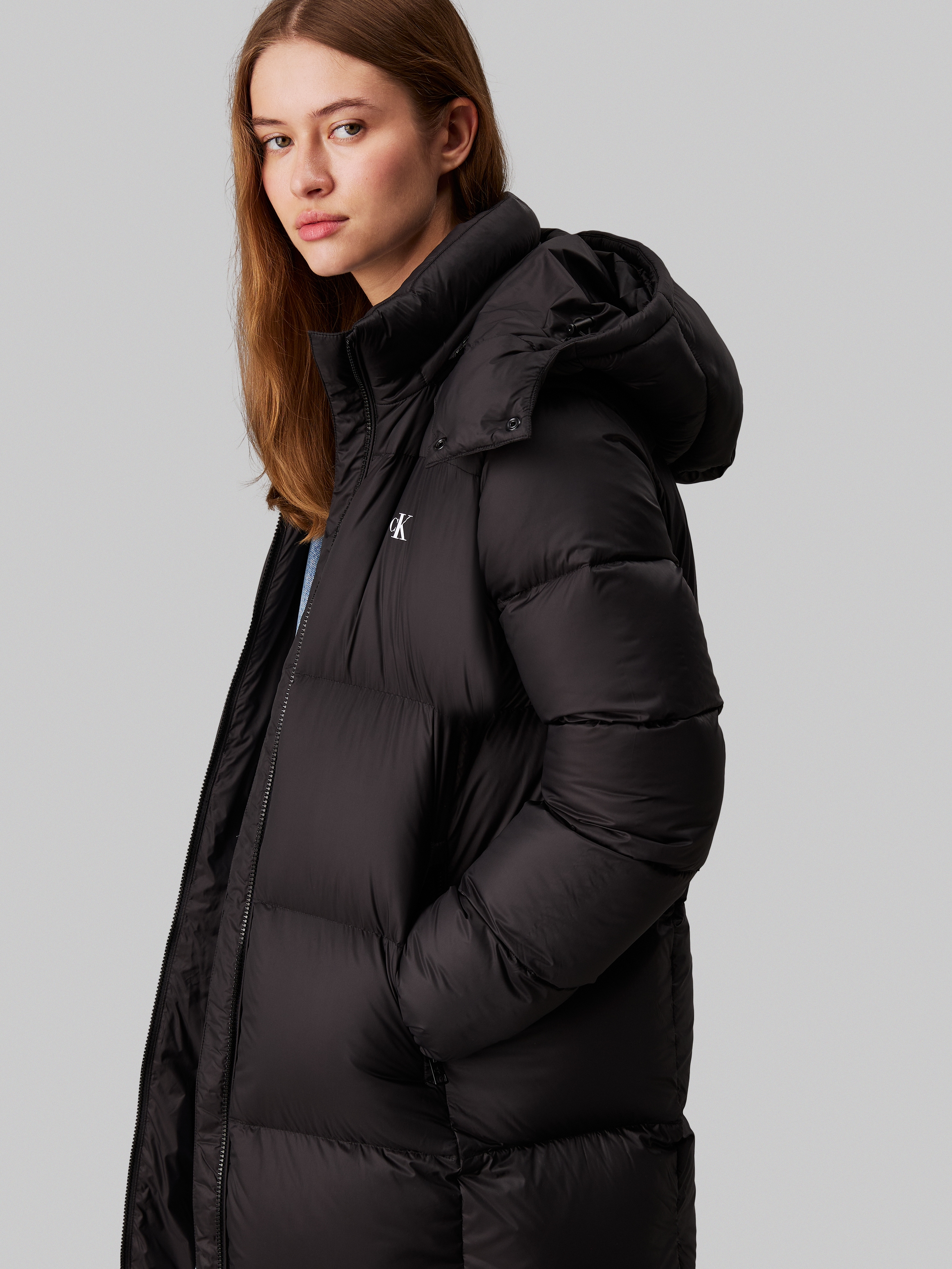 Calvin Klein Jeans Langjacke »DOWN LONG PUFFER«, mit Kapuze, mit Logodruck