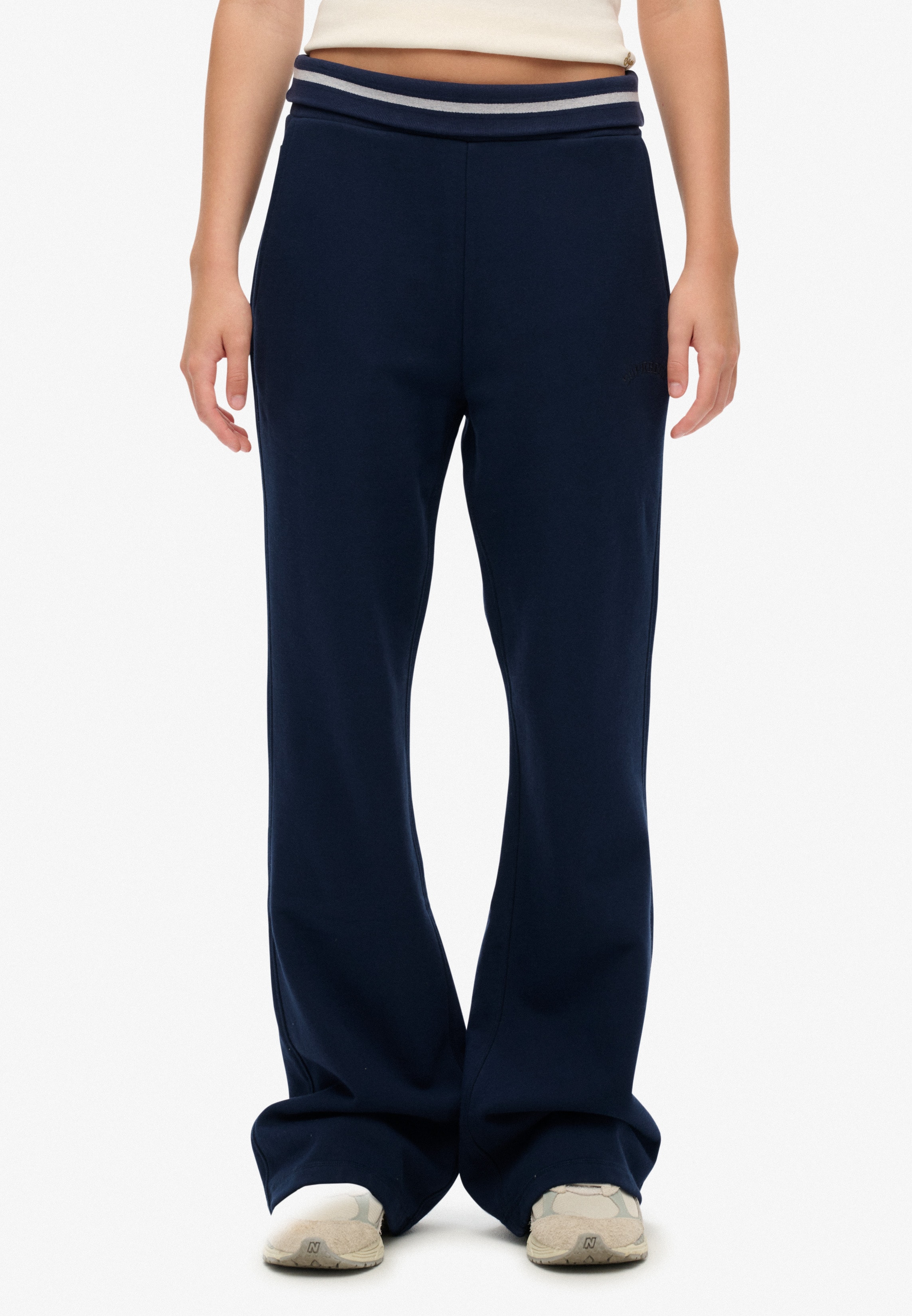 Superdry Sweathose "ESSENTIAL LOGO LR FLARE JOGGER" Slim Fit, aus Baumwollmischung mit Jersey