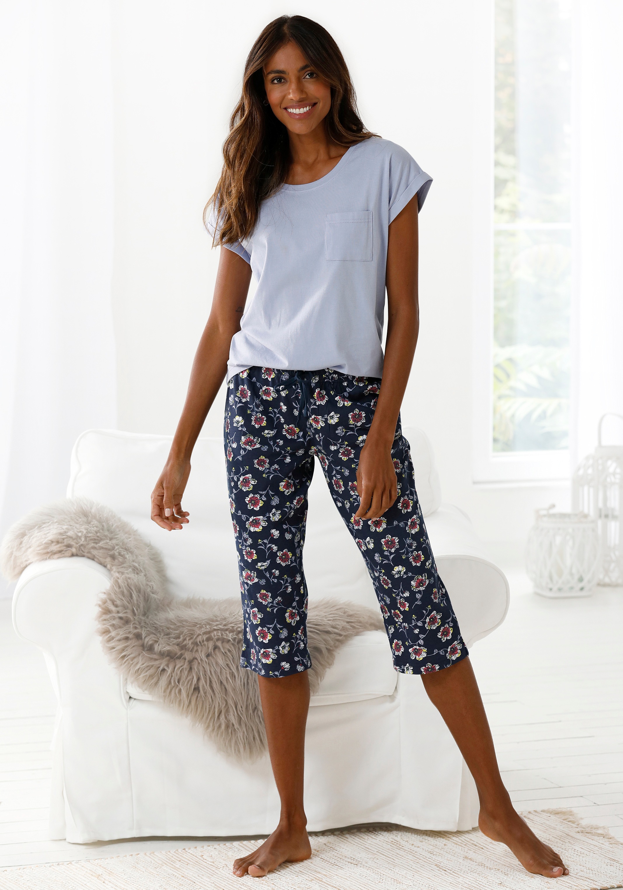 Vivance Dreams Capri-Pyjama 2-teilig, 2 tlg. mit gemusterter Schlafhose günstig online kaufen
