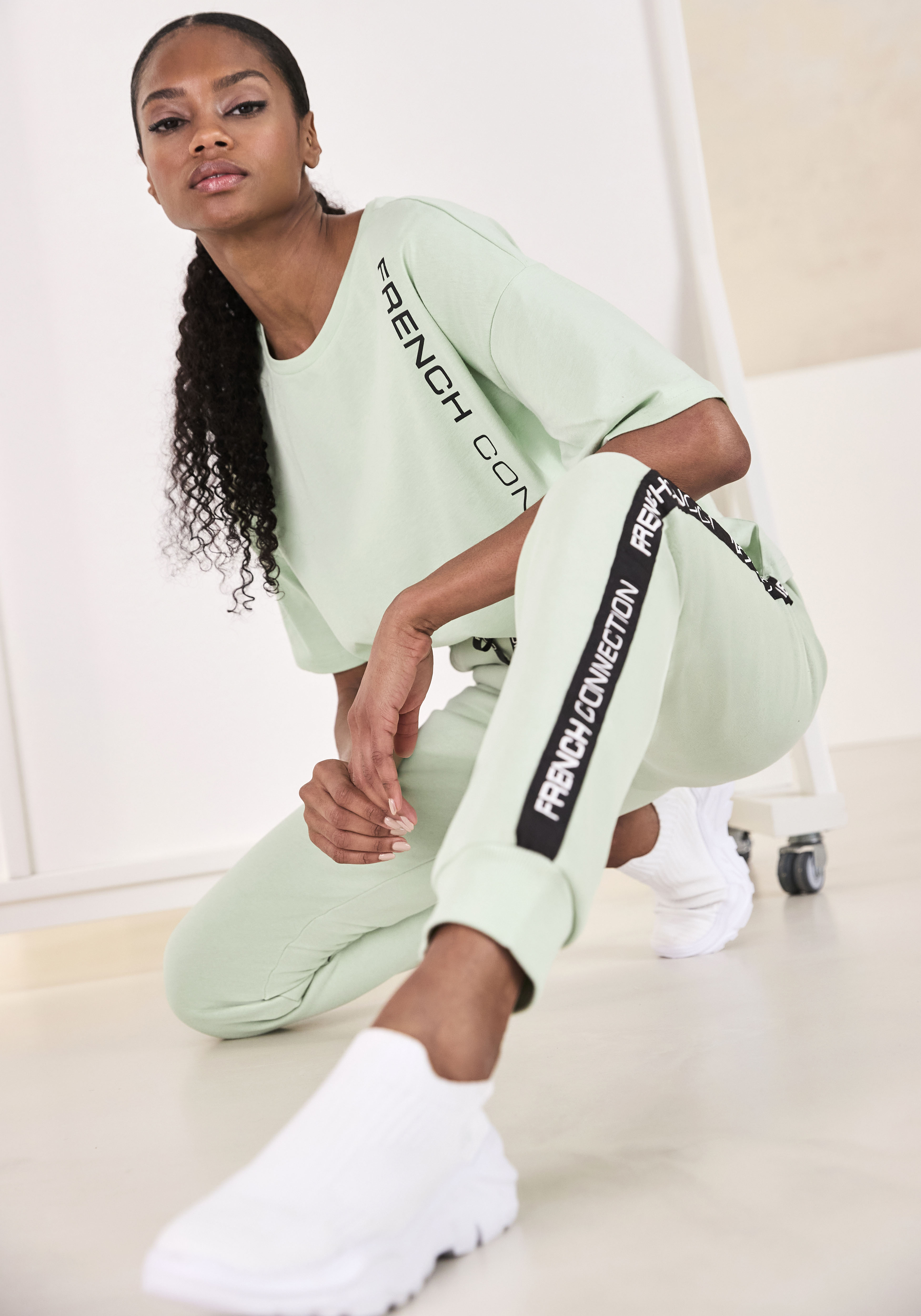 Thumbnail - French Connection T-Shirt mit weiten Ärmeln und Logodruck