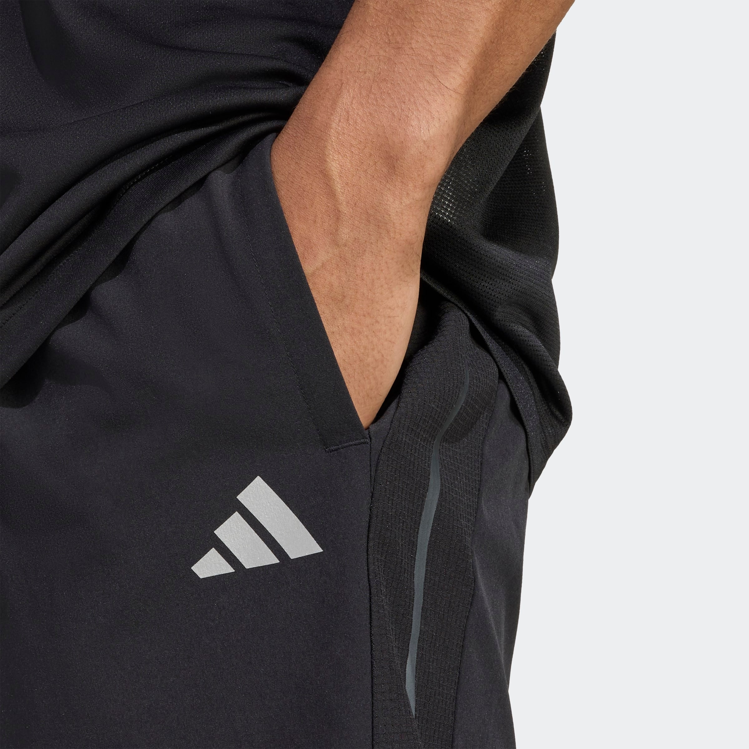 adidas Performance Shorts »TECH APP GFXSHO«  aus weichem Stretchmaterial, mit Mesh-Belüftungseinsatz