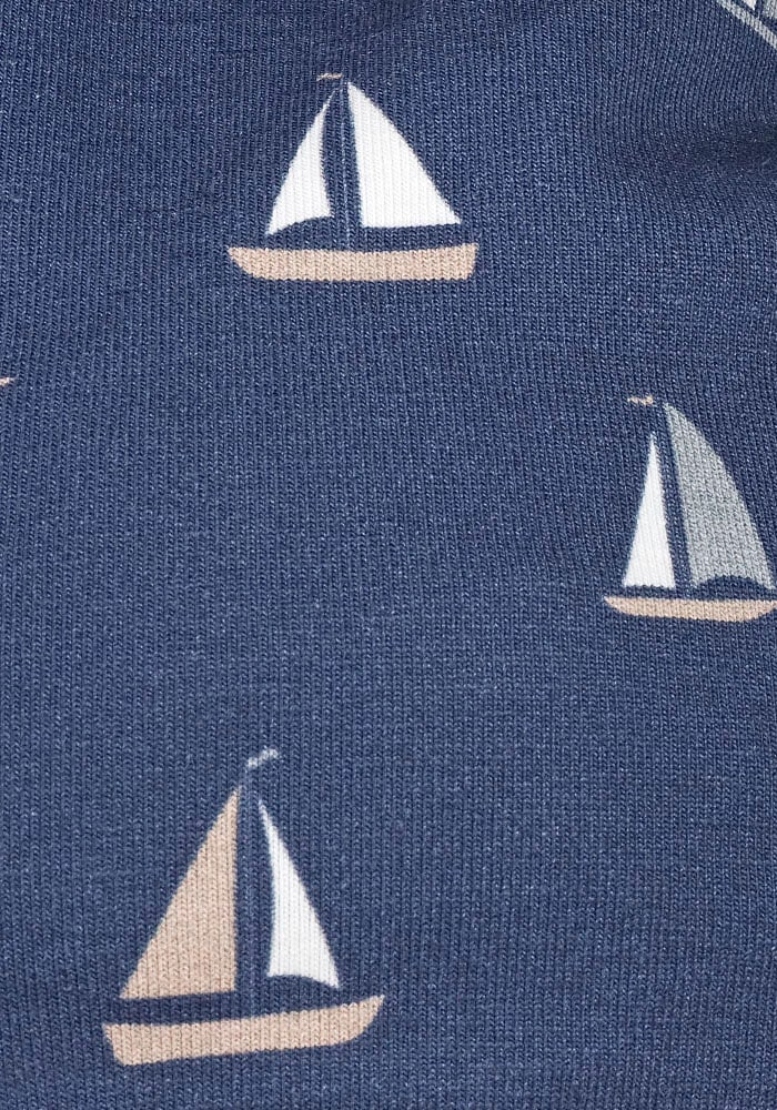 MAXIMO Jerseymütze Maritimes Segelboot-Design für kleine Entdecker.