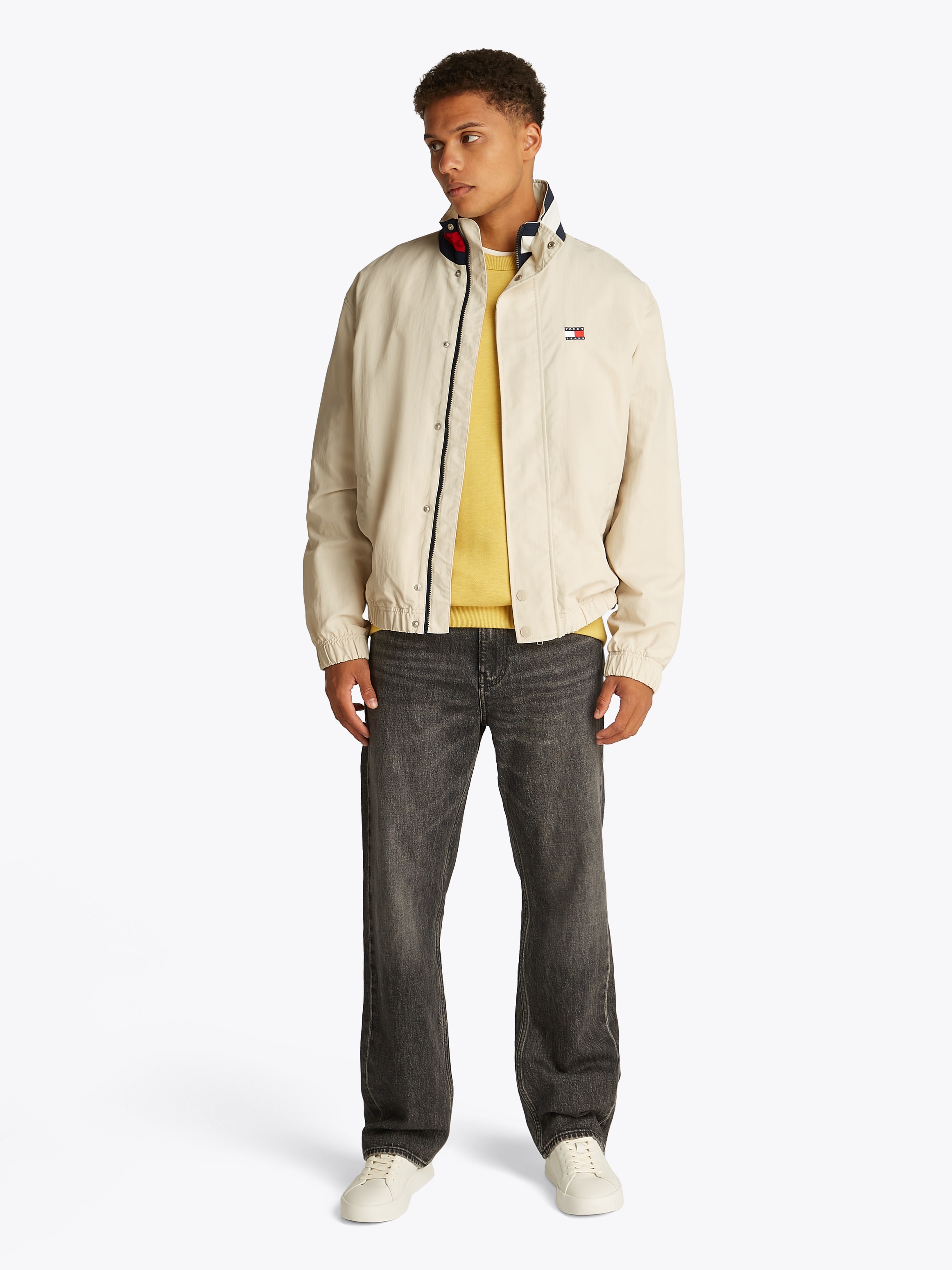 Tommy Jeans Allwetterjacke »TJM DNA COLLAR ESS JACKET«, ohne Kapuze, Mit Rundhalsausschnitt