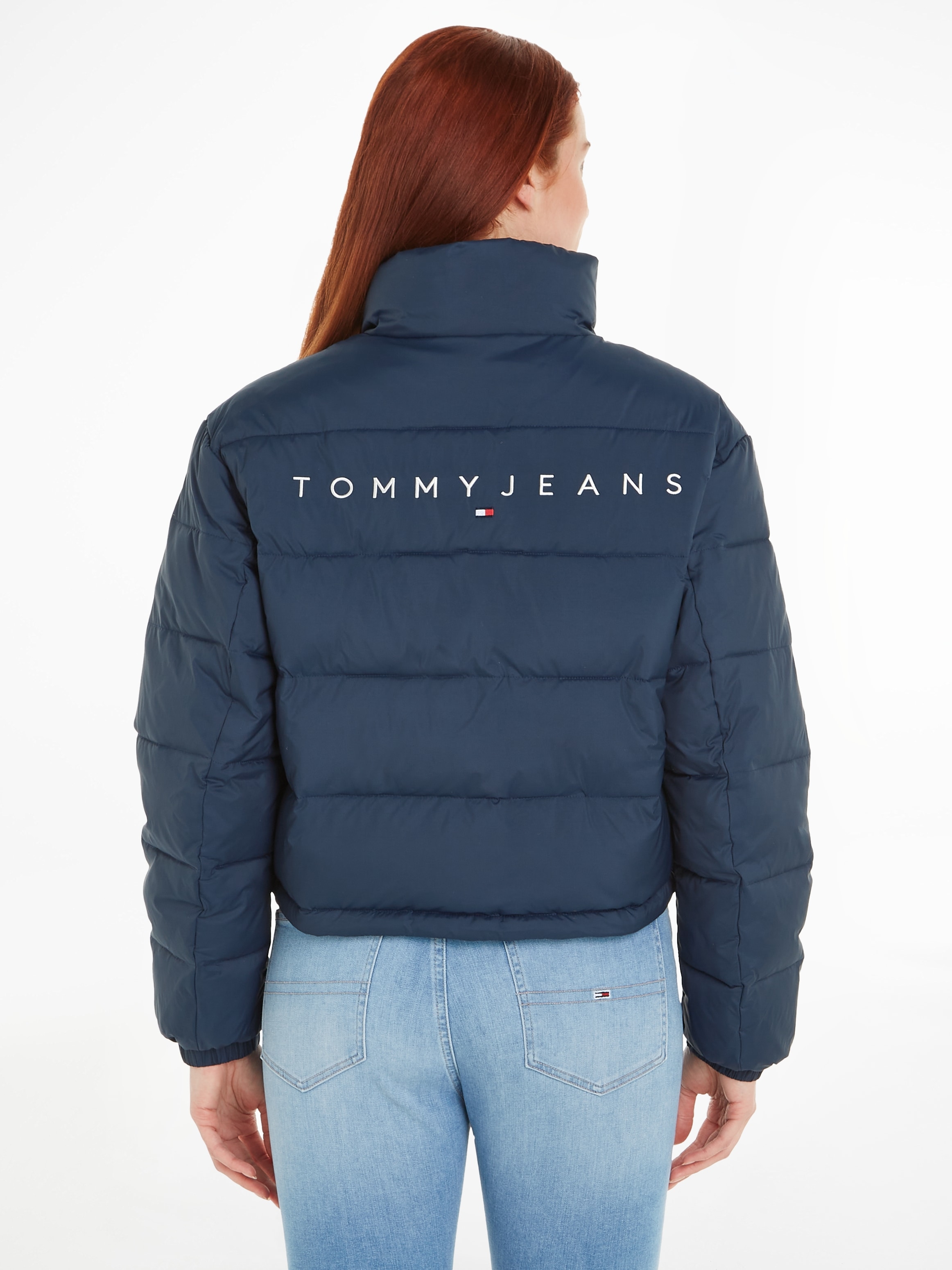 Tommy Jeans Kurzmantel »TJW BACK LOGO PUFFER«, mit Logopatch