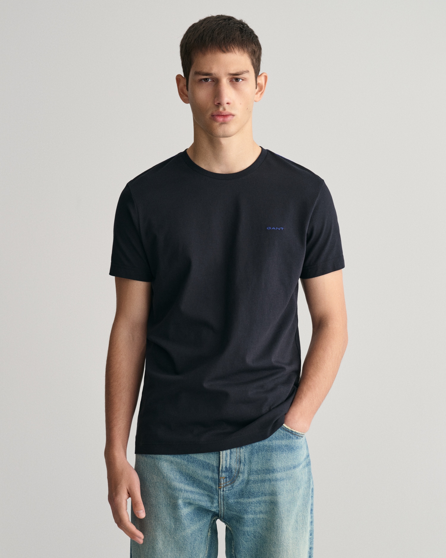T-Shirt »CONTRAST LOGO SS T-SHIRT«, Kontrastfarbene Markenstickerei