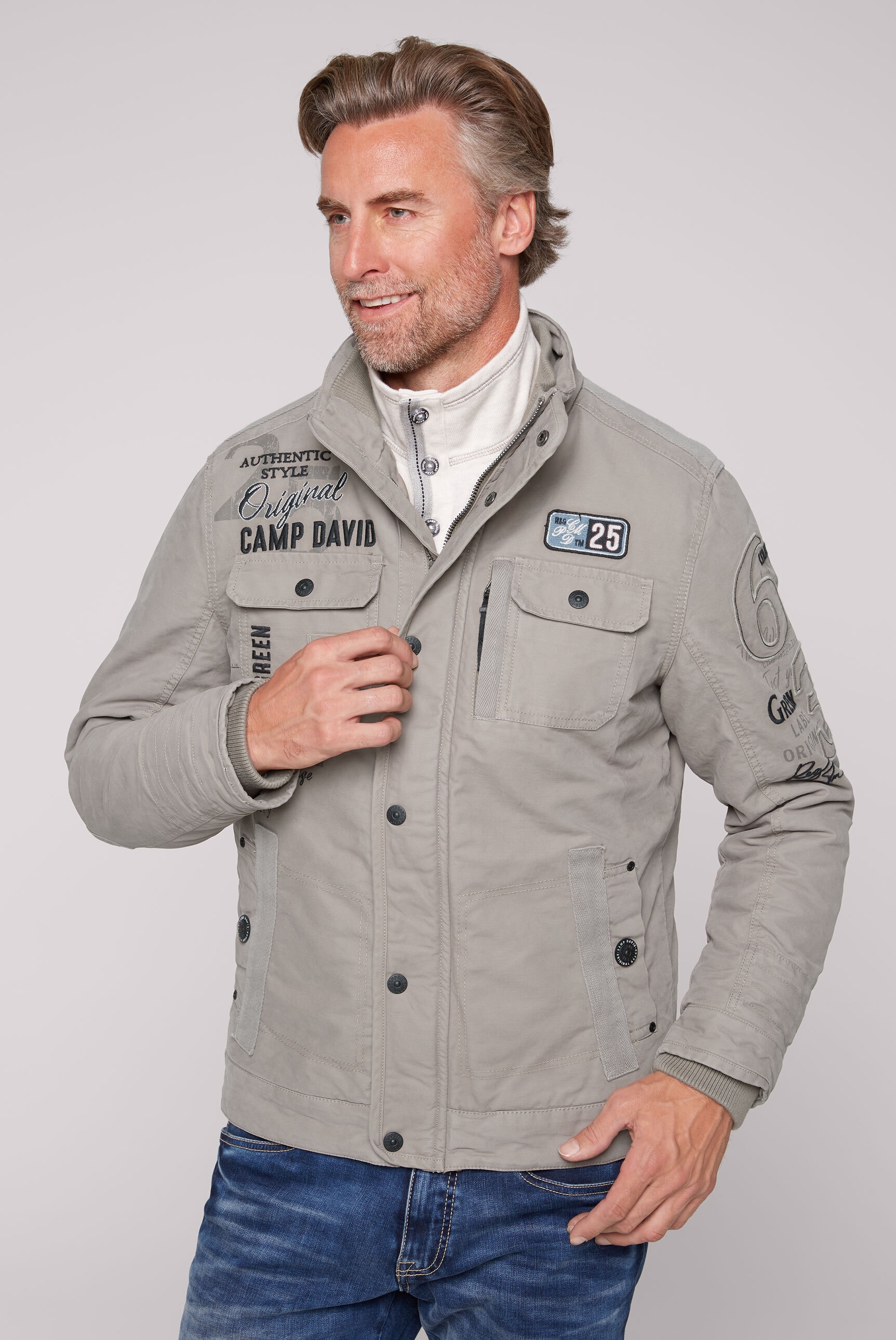 Fieldjacket, ohne Kapuze, mit Druckknopfriegel hinten am Saum