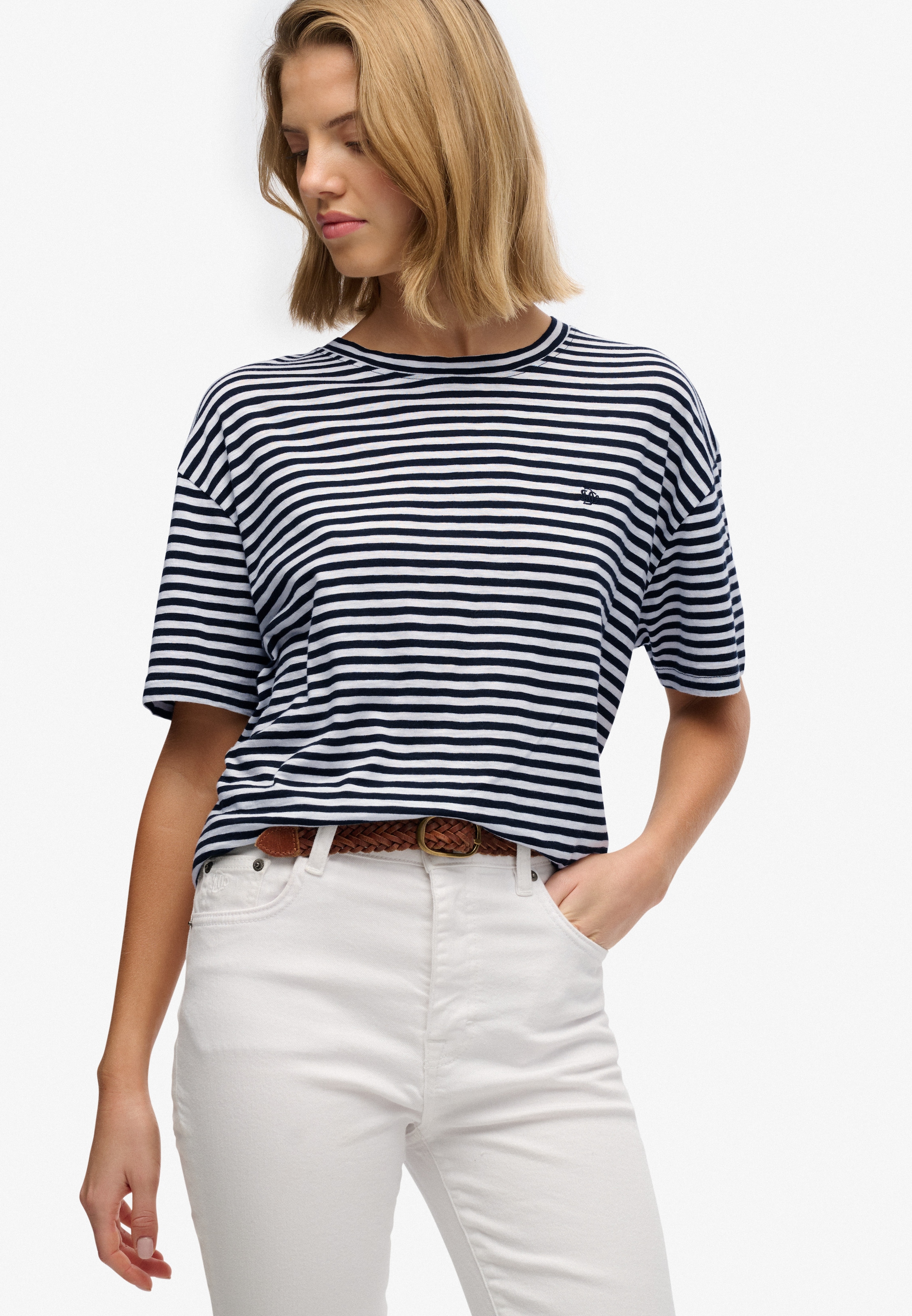 Superdry T-Shirt »STUDIOS CREW TEE« mit Markenlabel, aus Baumwollmischung, Relaxed Fit, Kurzarm