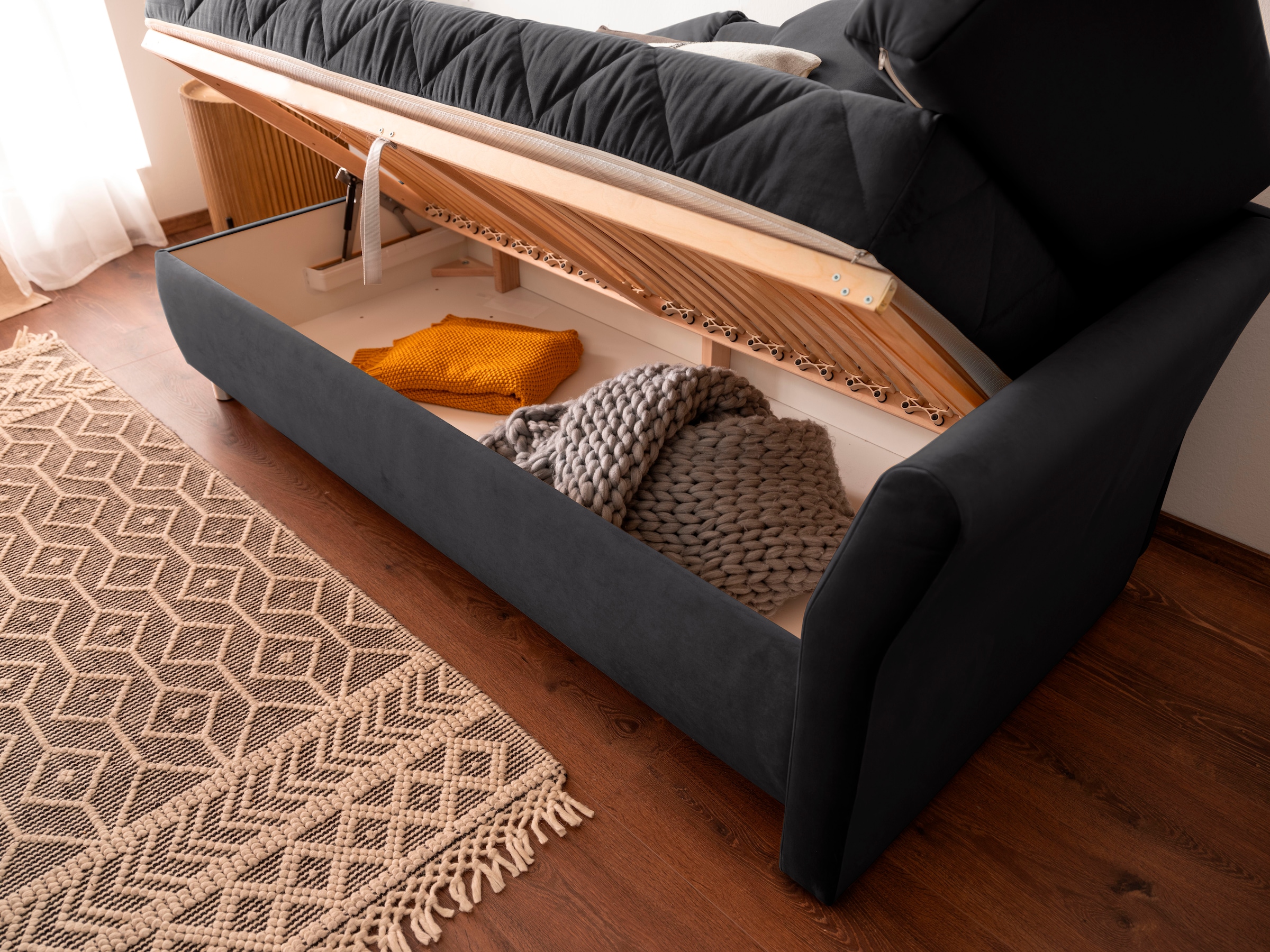 alina Schlafsofa »Lindsay«, Bettkasten, Zierkissen-Set aus: 2 Stk. 40x40cm, 1 Stk. 30x30cm