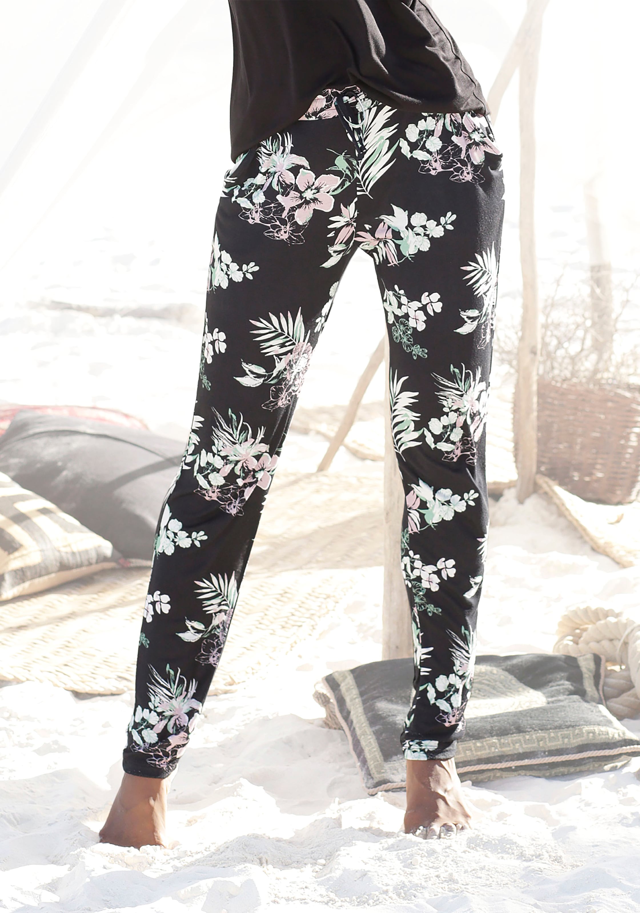 LASCANA Strandhose "aus bequemer und leichter Viskose" mit tropischem Druck, Jerseyhose, leichte Sommerhose, Schlupfhose