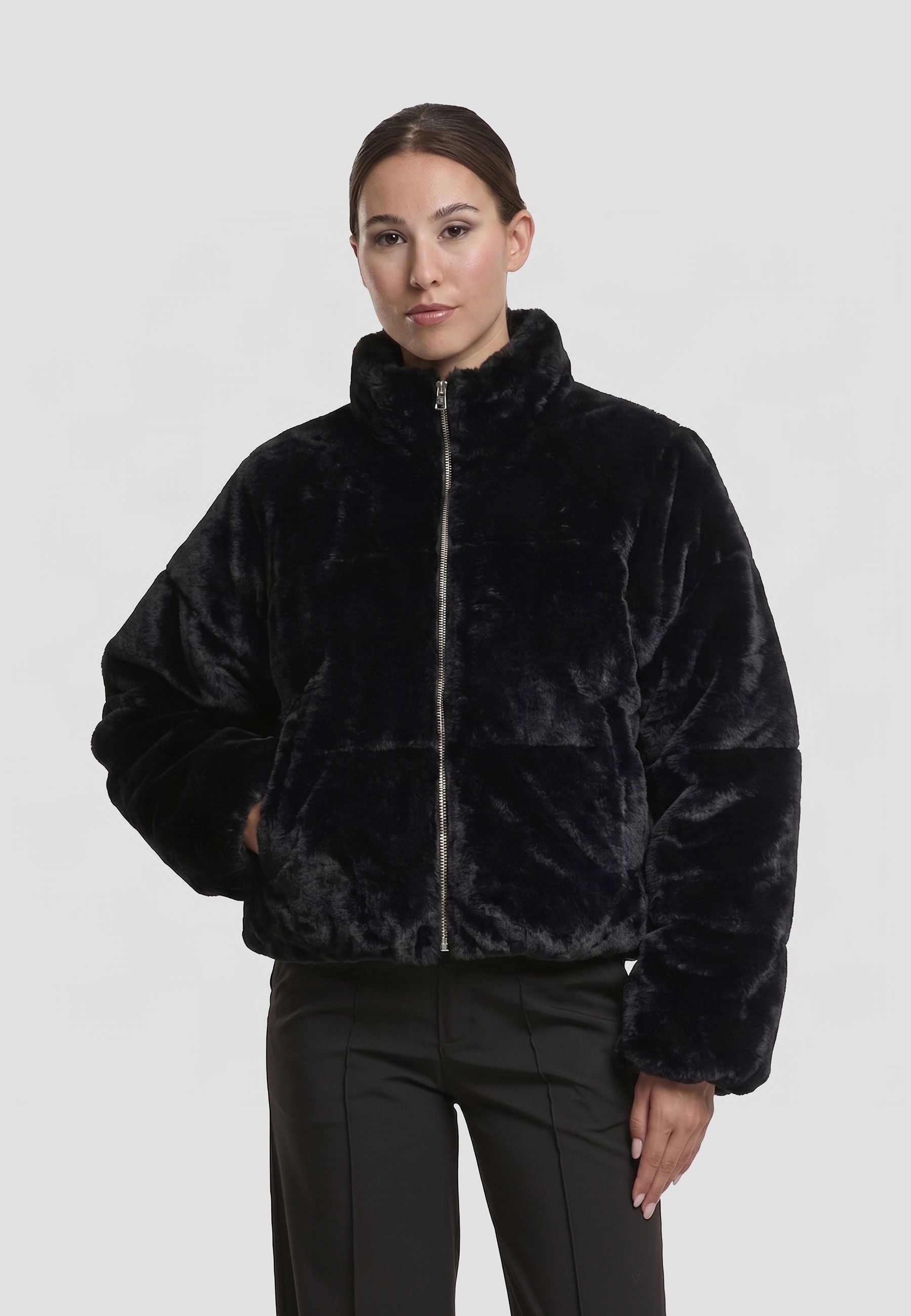URBAN CLASSICS Winterjacke »Urban Classics Ladies Short Faux Fur Puffer Jacket« 1 Stk. tlg. ohne Kapuze