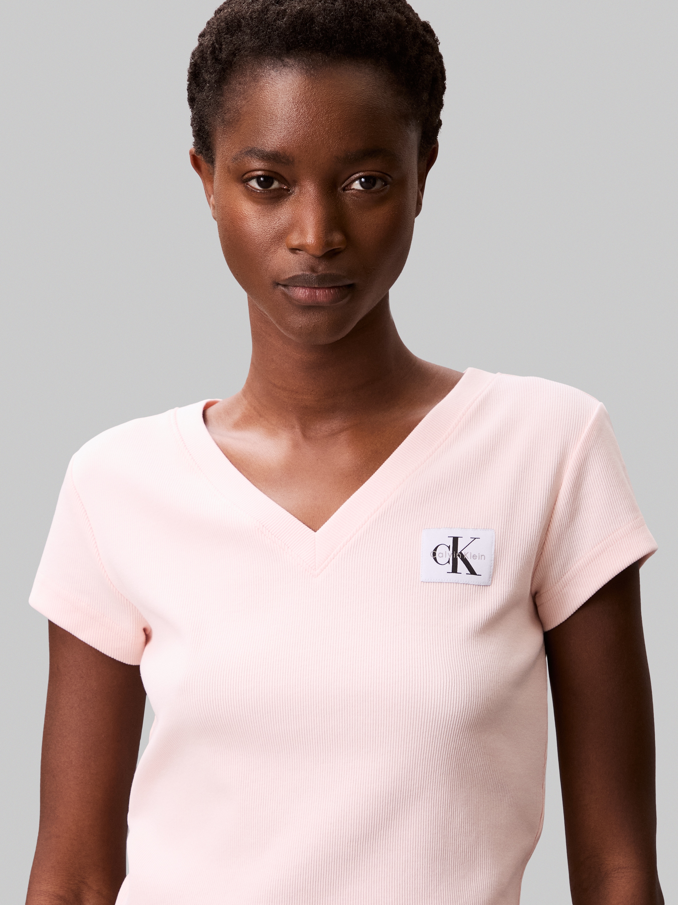 Calvin Klein Jeans T-Shirt »A- SS WOVEN LABEL RIB VNECK TEE«, mit gewebtem Label