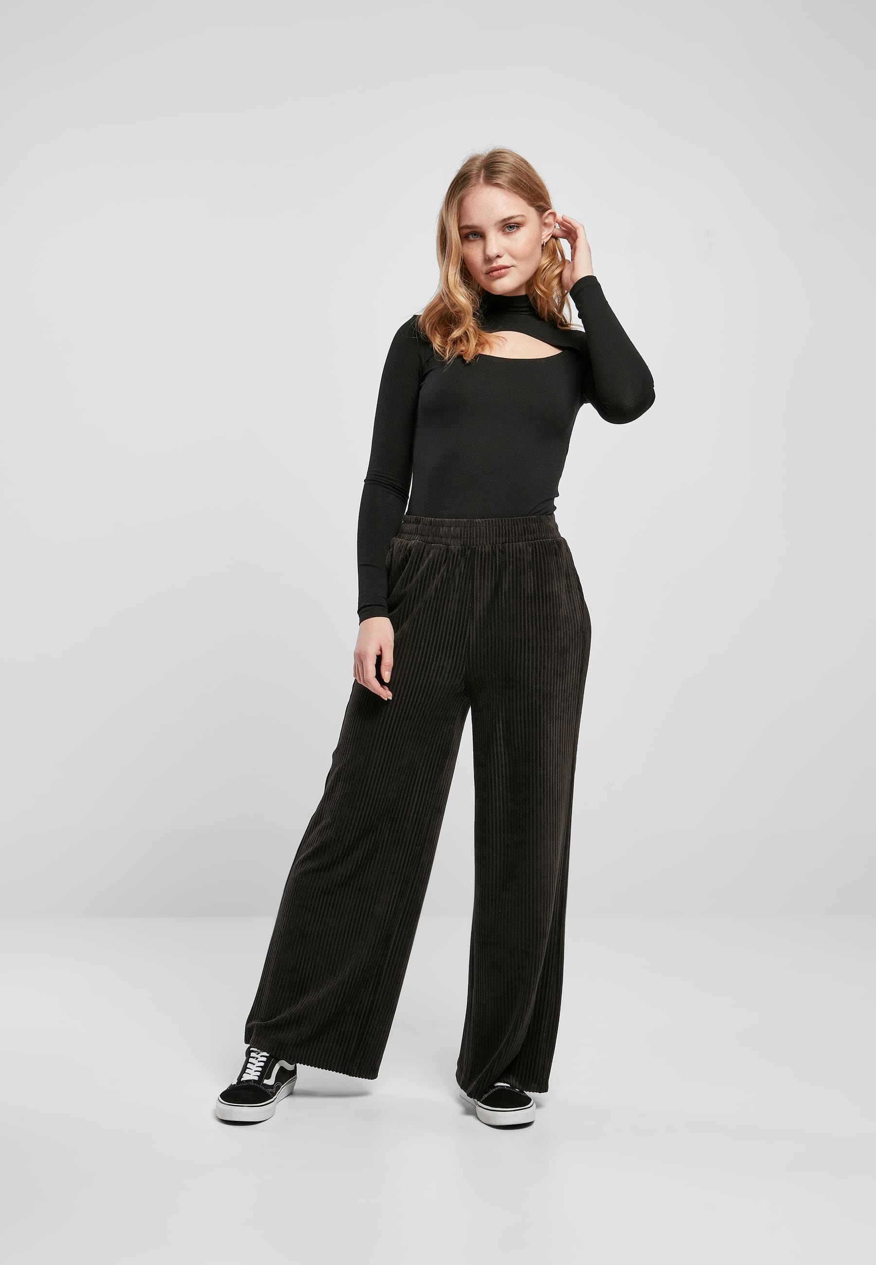 URBAN CLASSICS Jogginghose »Urban Classics Damen Ladies Velvet Rib Straight Sweat Pants«, (1 tlg.)