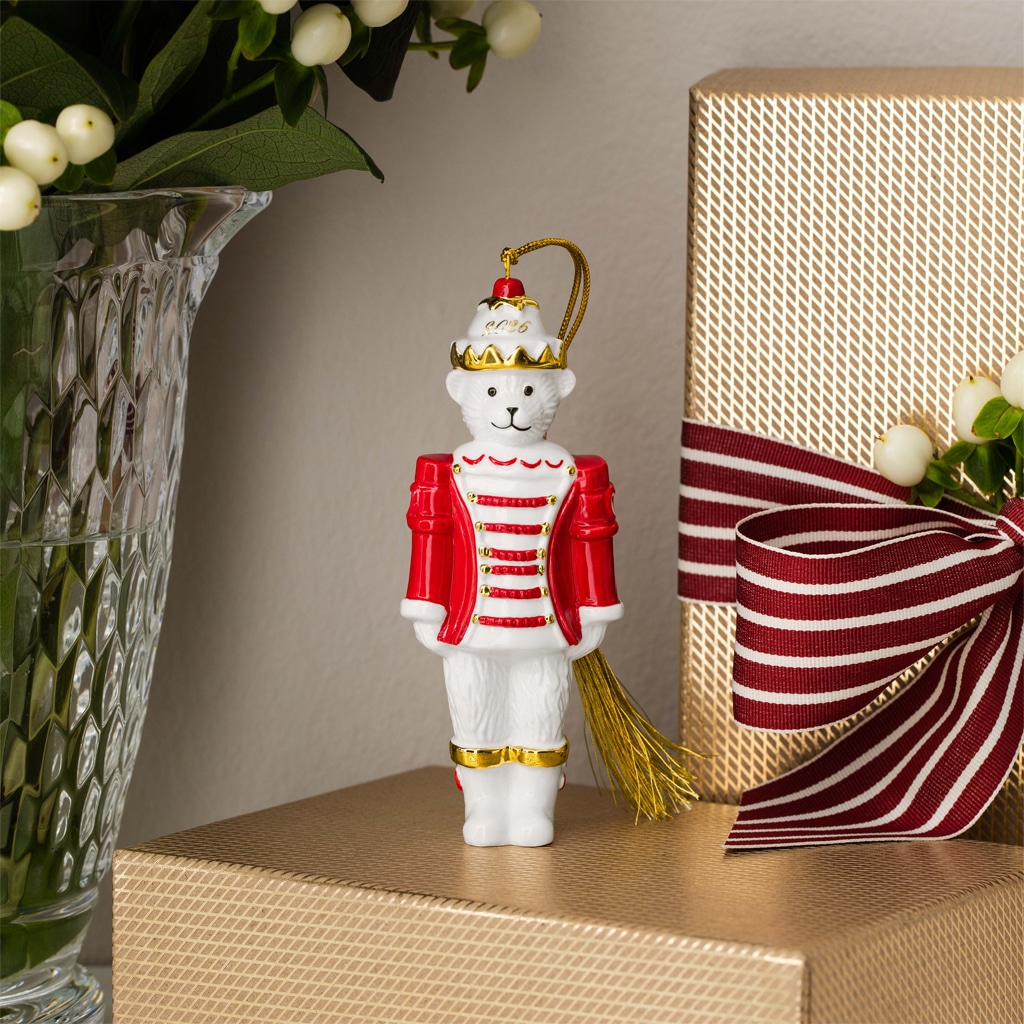 Villeroy & Boch Weihnachtsfigur »Ornament Nussknacker 2026 Christmas Classics 2,8 x 4,8 x 11,4 cm weiß-gold« Nur Dekoration