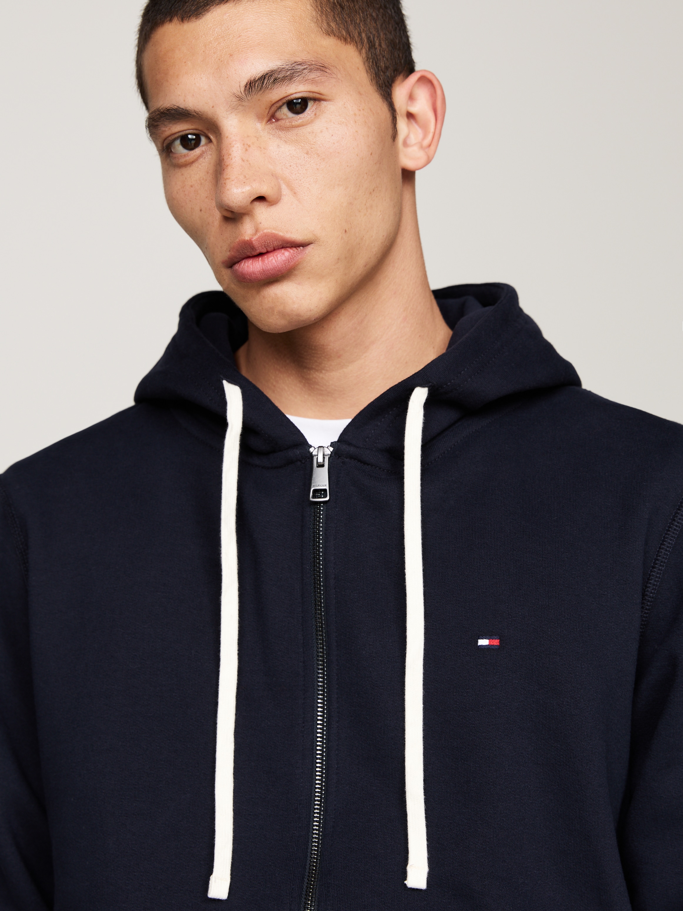 Tommy Hilfiger Kapuzensweatjacke »ESSENTIAL FLEECE ZIP THROUGH«, kleine Logostickerei