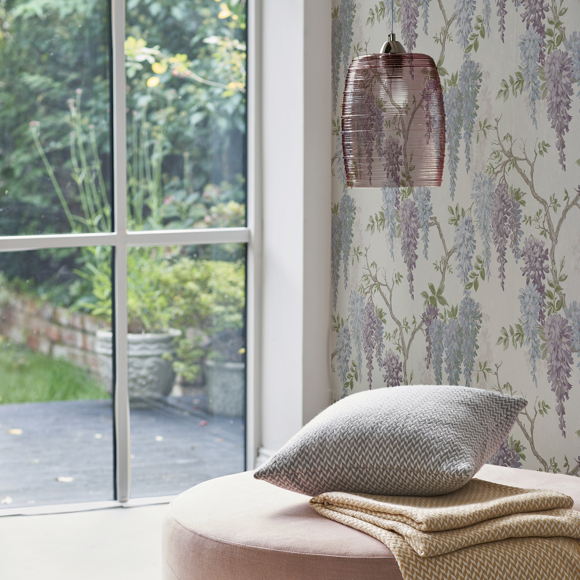 Laura Ashley - Papier peint intissé Fleurs Wisteria Garden Pale Iris 1005 x 52cm Mauve