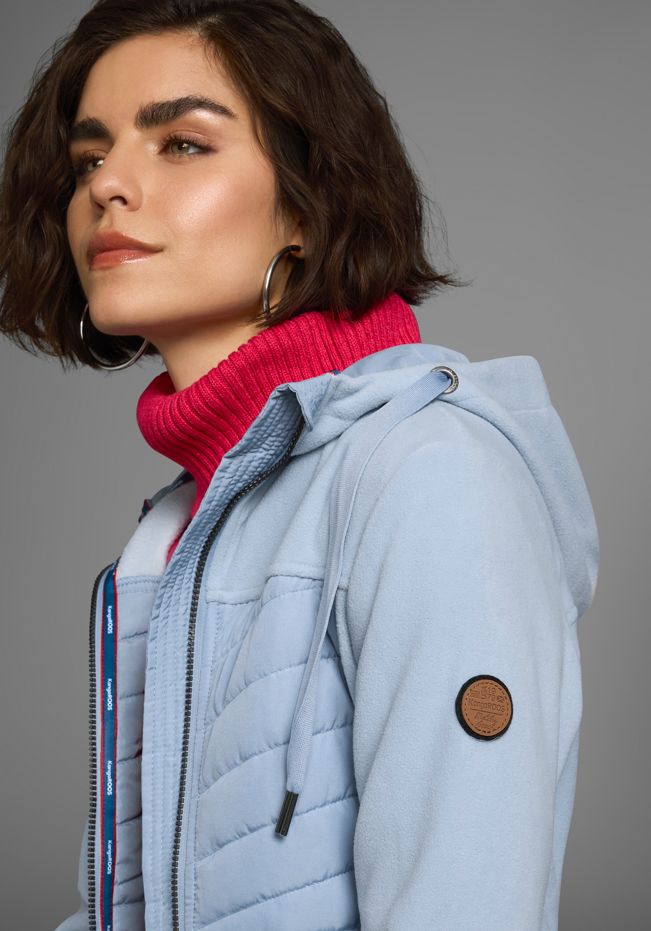 KangaROOS Langjacke, mit Kapuze, leichter Webstoff, figurbetonter Schnitt, mit Kapuze