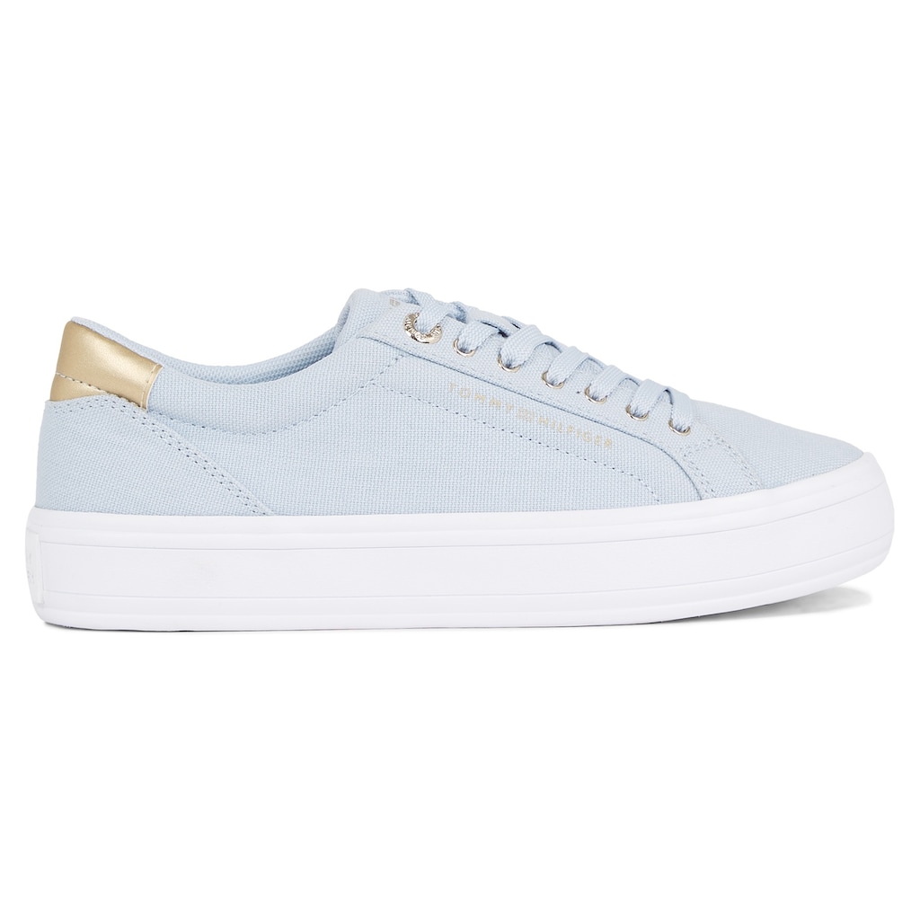 Tommy Hilfiger Plateausneaker »ESSENTIAL VULC CANVAS SNEAKER«, Kontrastbesatz in Metallicoptik, Freizeitschuh, Halbschuh, Schnürschuh