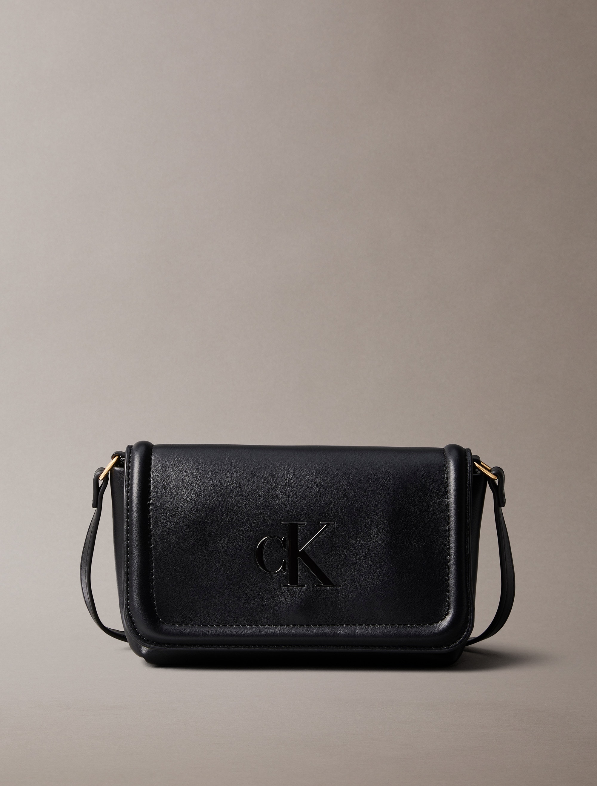 Calvin Klein Umhängetasche »RAISED CK FLAP CROSSBODY«, Damen-Schultertasche, Handtasche, kleine Abendtasche mit CK-Logo