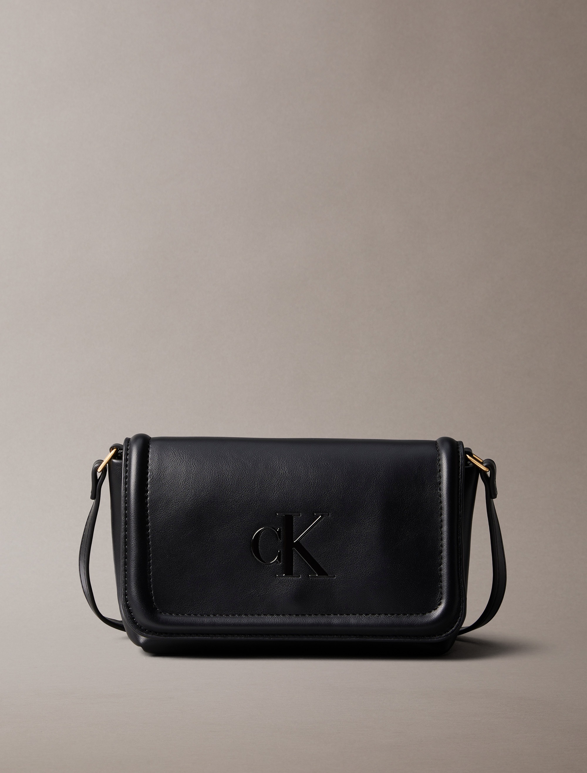 Calvin Klein Umhängetasche "RAISED CK FLAP CROSSBODY", Damen-Schultertasche günstig online kaufen