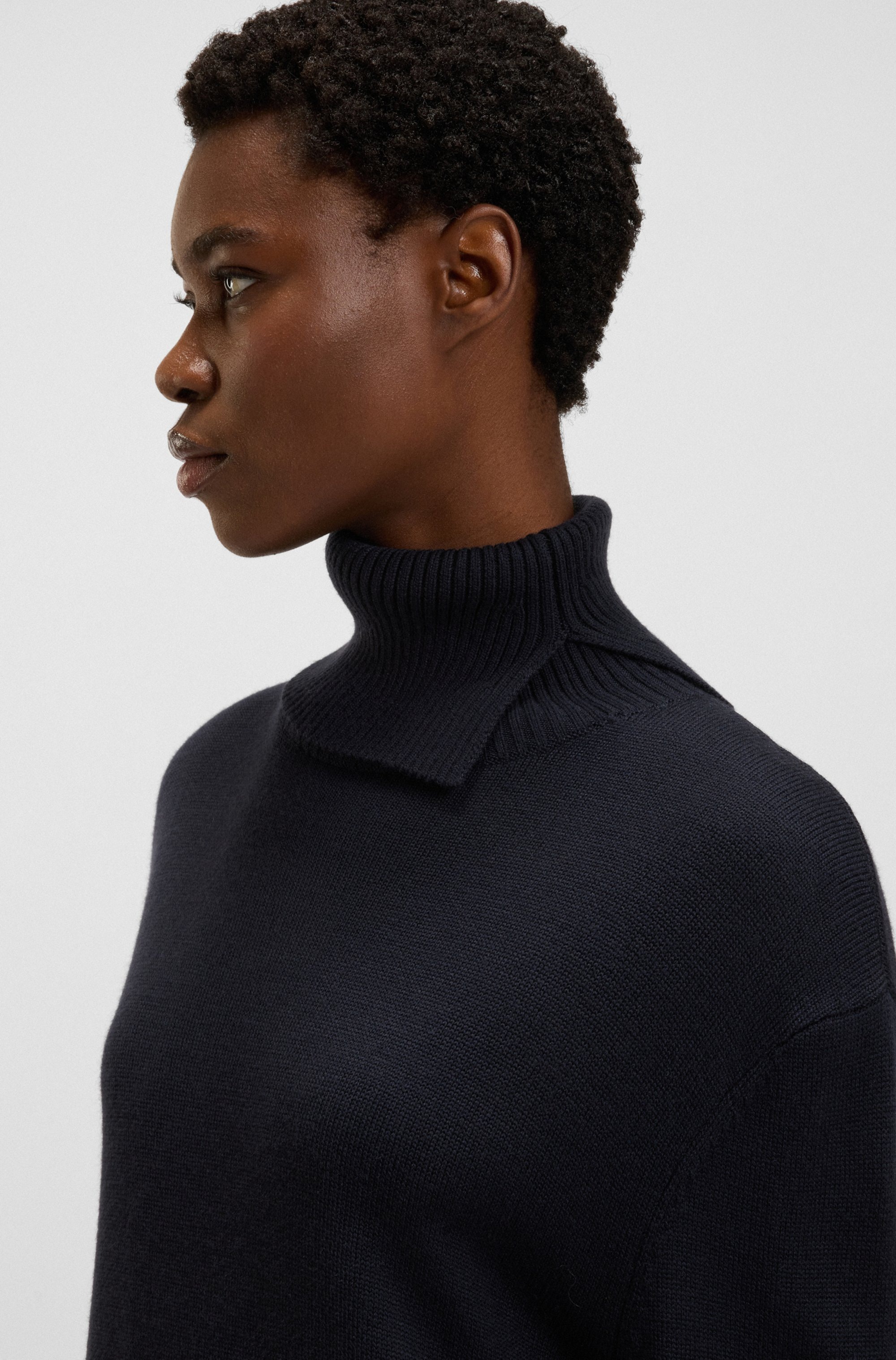 Thumbnail - BOSS ORANGE Strickkleid "Feringatessa Premium Damenmode" Relaxed Fit, mit Schlitzdetails, Turtle Neck