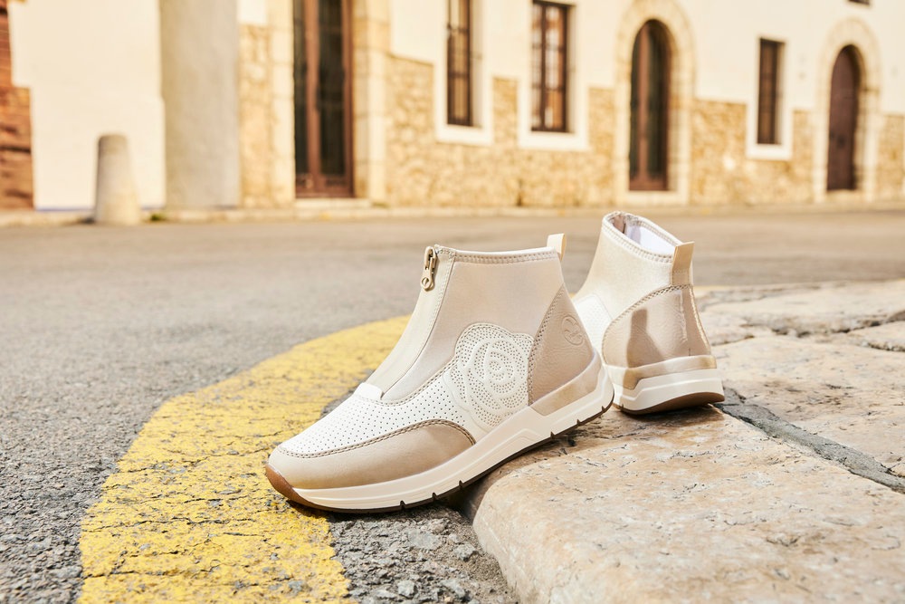 Rieker Keilsneaker, Stiefelette, Boots, Rosenprägung, mit Reißverschluss vorne