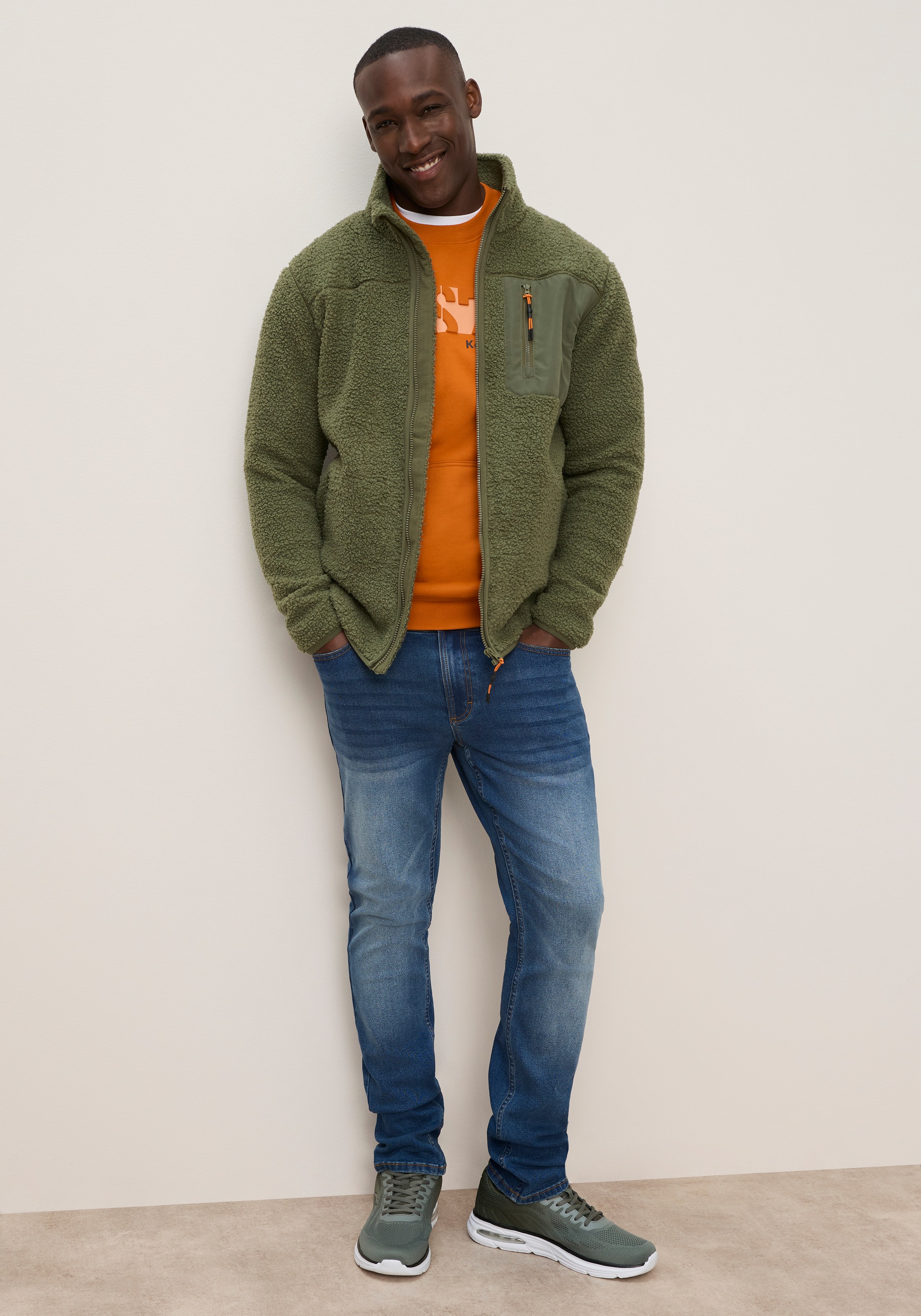 KangaROOS Fleecejacke hüftlang, figurumspielend, aus Plüsch-Material