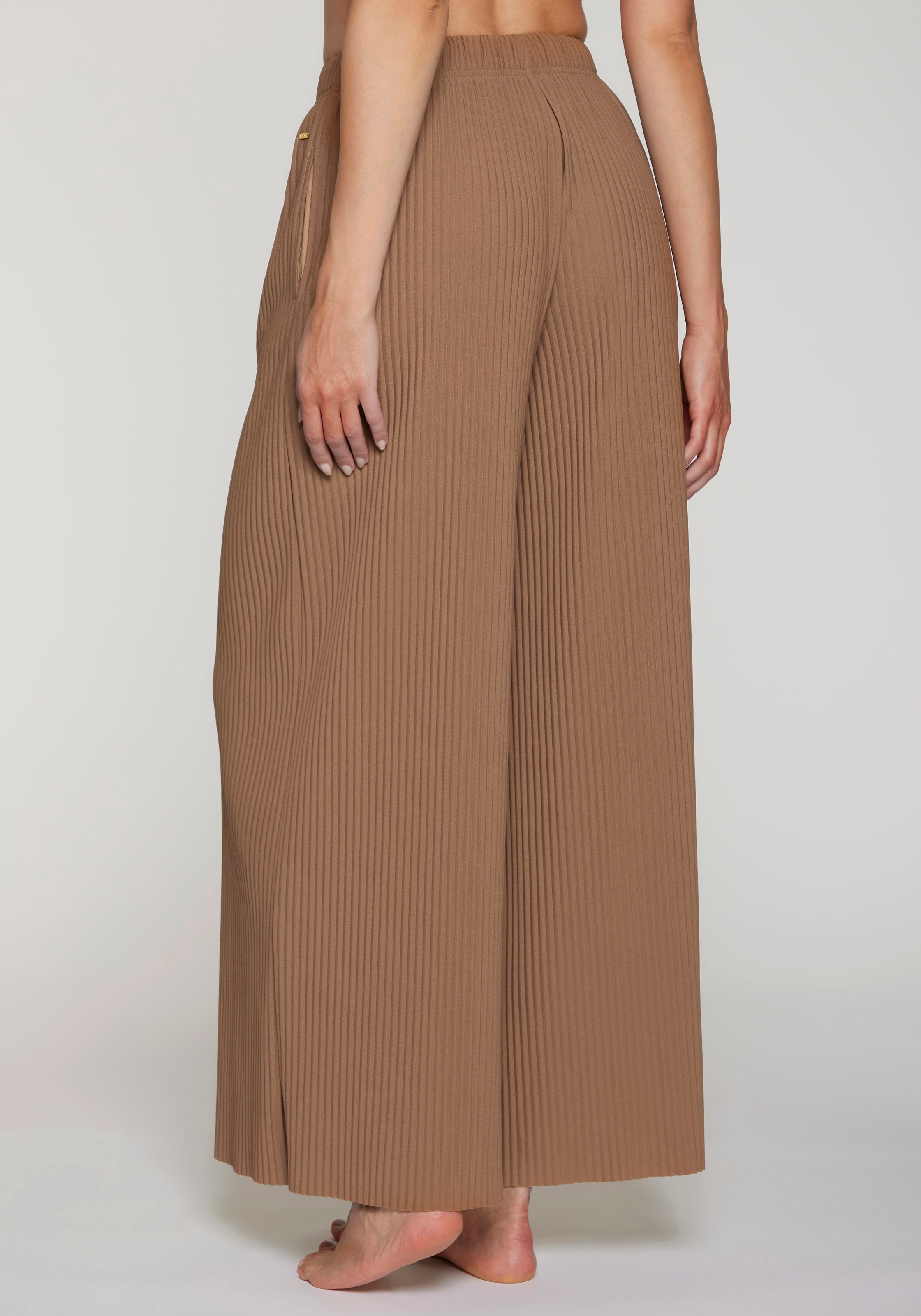 LASCANA Schlupfhose, in weiter Form mit Plisseefalten