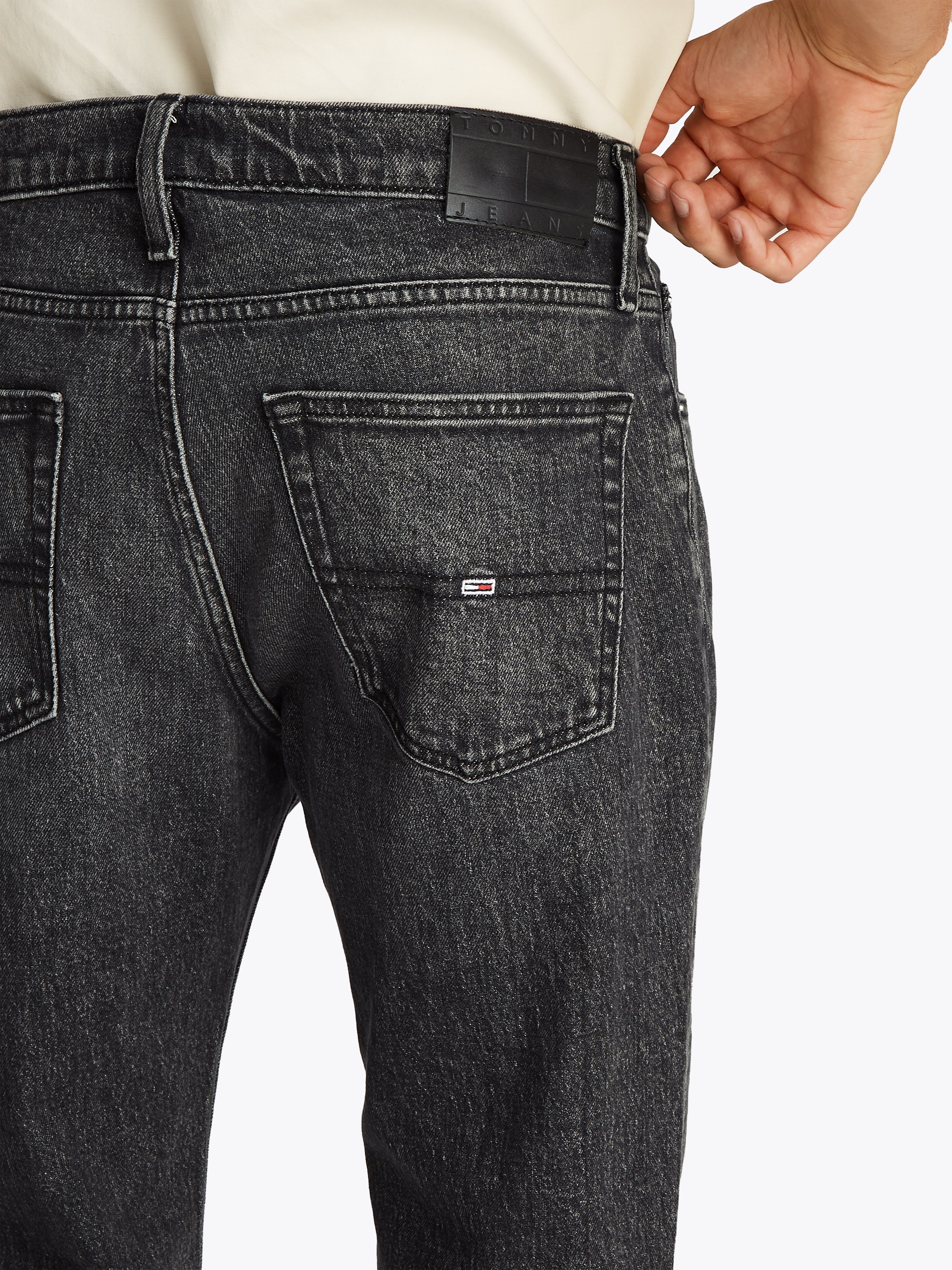Tommy Jeans Regular-fit-Jeans »RYAN RGLR STRGHT«, mit Logoprägung