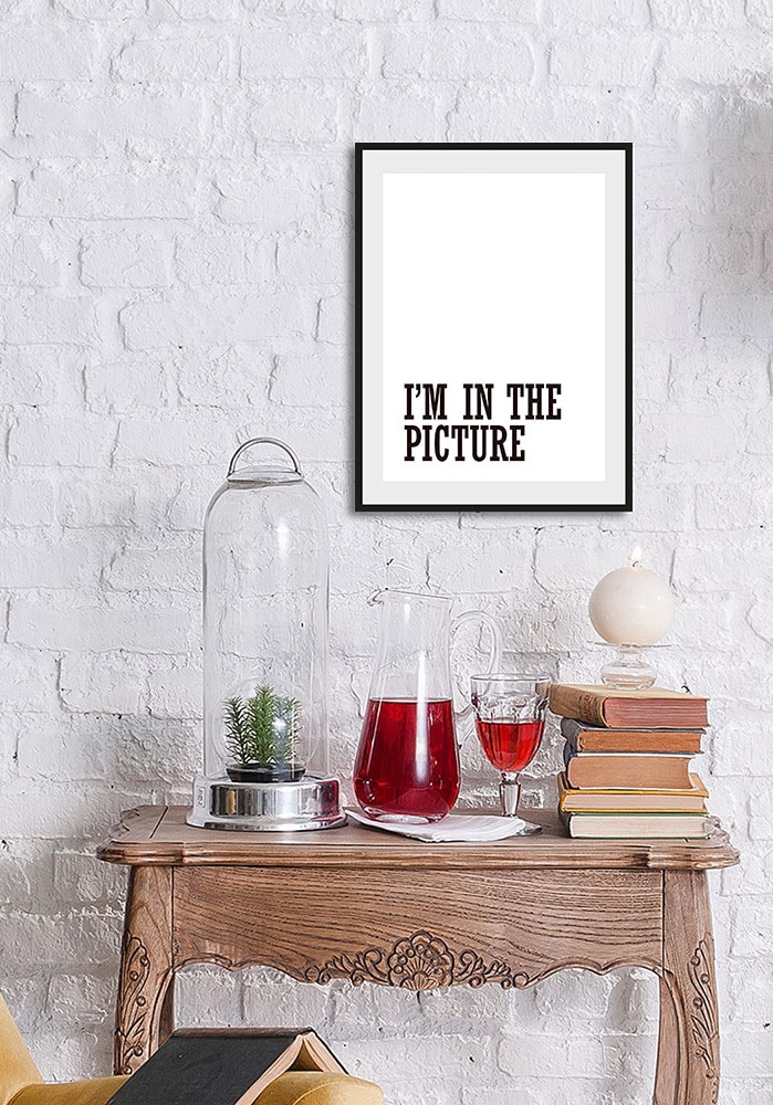 queence Bild "IM IN THE PICTURE" Humor Schriftzug Schwarz-Weiß Sprüche & Texte 1 Stk. tlg. HD Premium Poster-Druck inkl. Holzrahmen