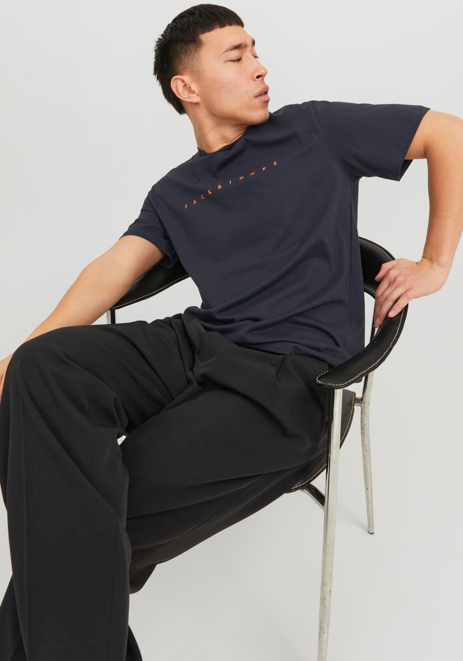 Jack & Jones Rundhalsshirt »JJESTAR mit Pigmentprint und Baumwollgefühl«, mit Pigmentprint