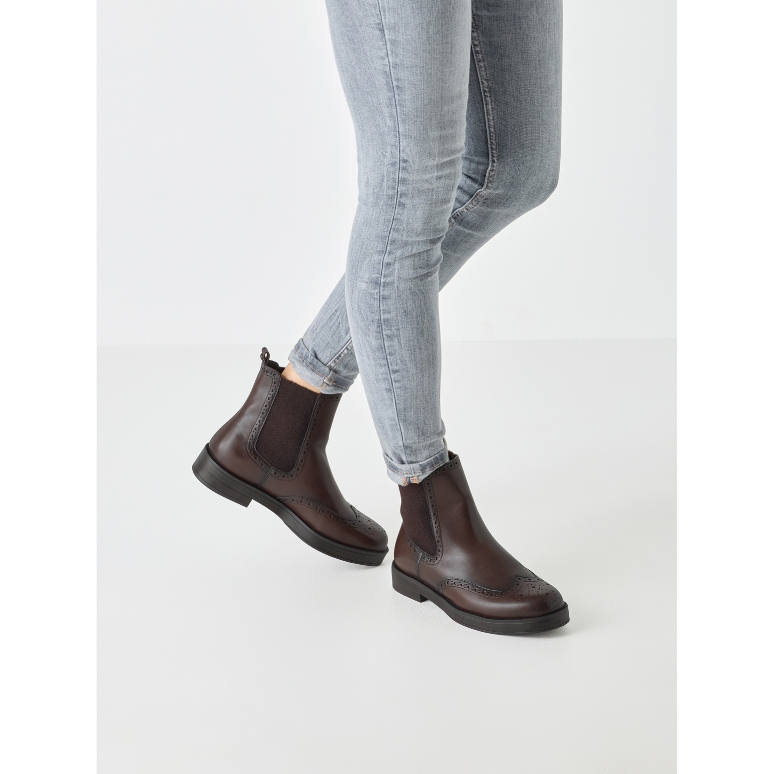Tamaris Chelseaboots, Blockabsatz, Stiefelette, Businessschuh mit eleganter Lyralochung