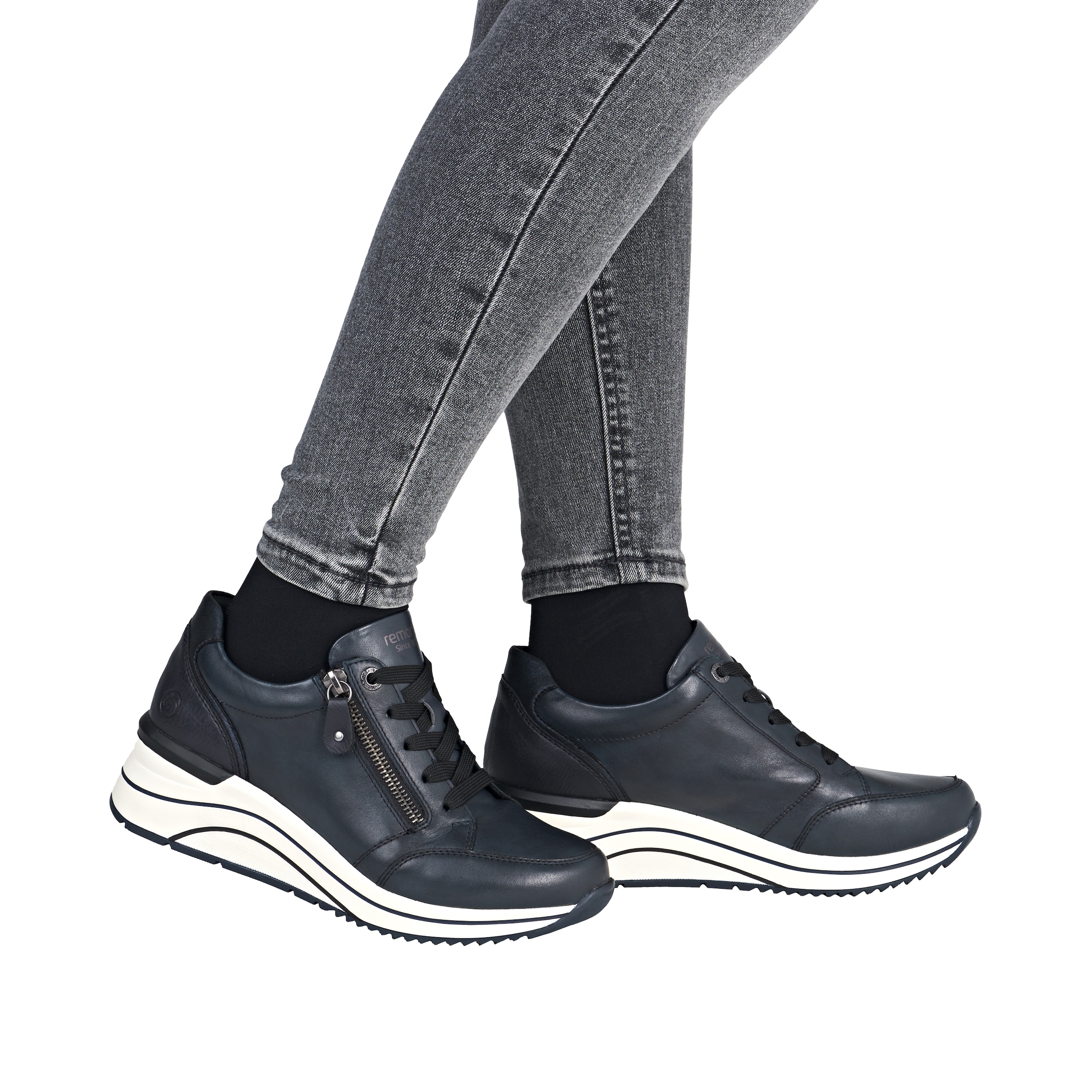Remonte Keilsneaker, Freizeitschuh, Halbschuh, Schnürschuh mit goldfarbenem Logoanhänger
