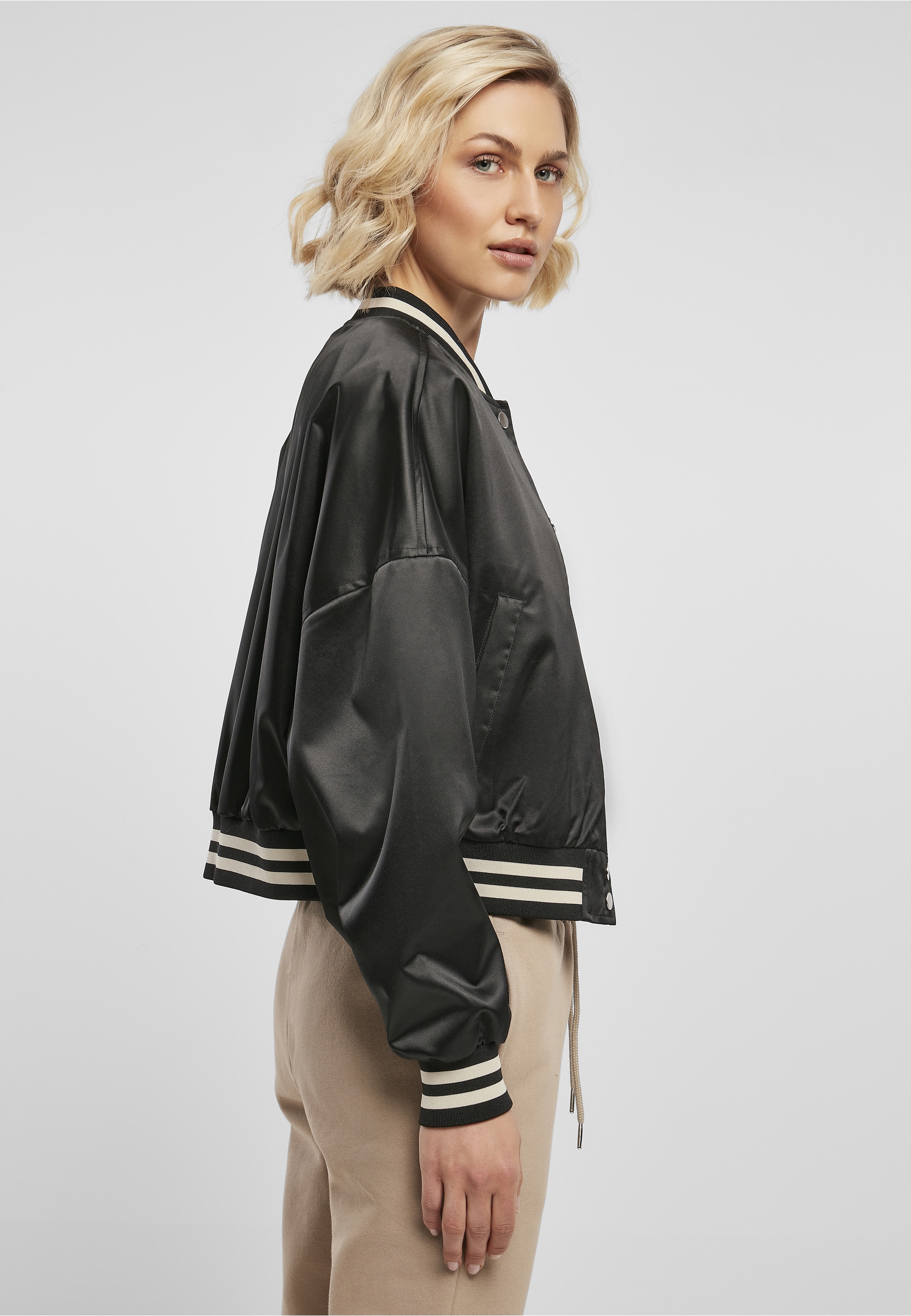 URBAN CLASSICS Collegejacke »Urban Classics Damen Ladies Short Oversized Satin College Jacket« 1 Stk. tlg. ohne Kapuze