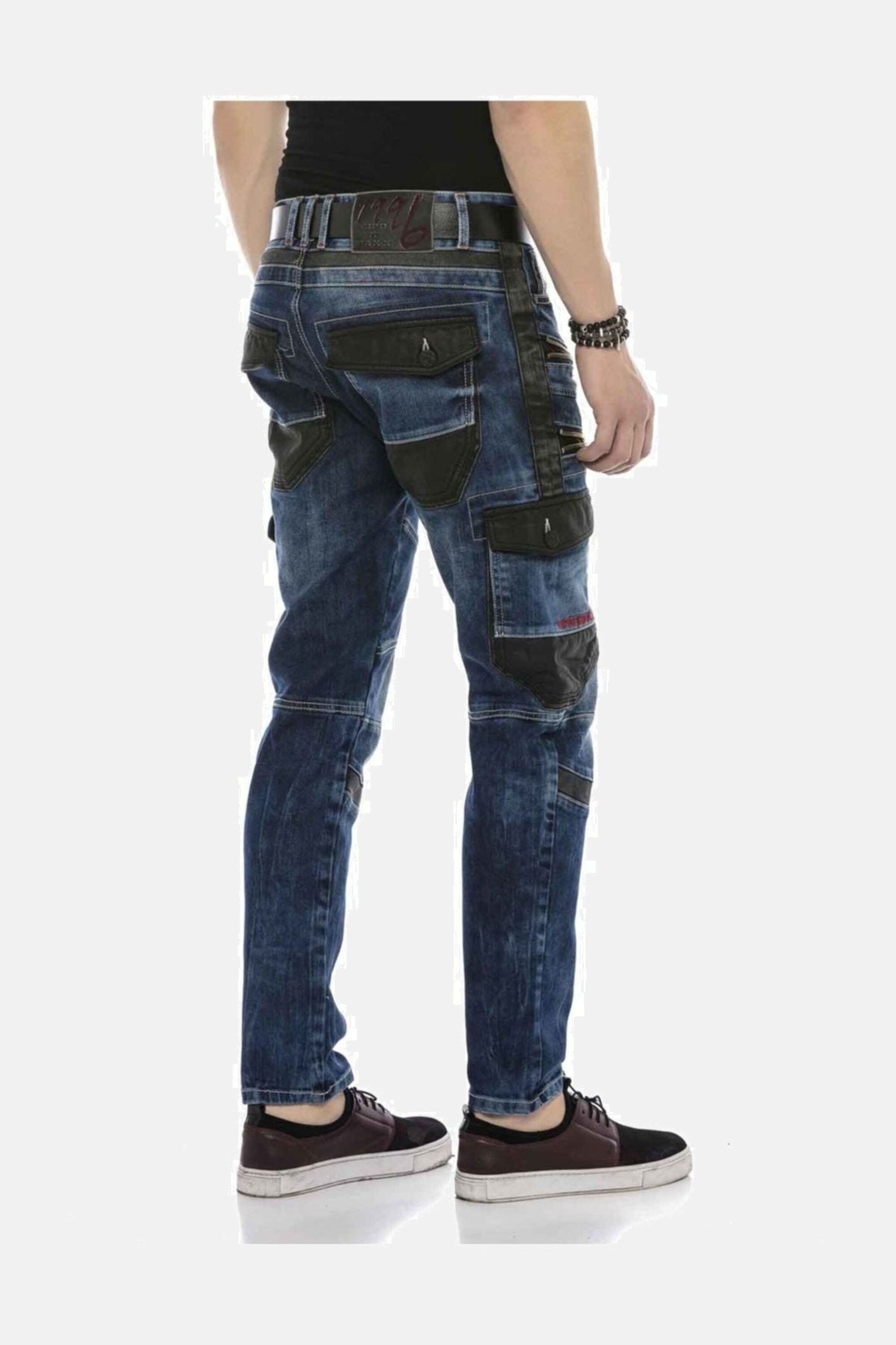Cipo & Baxx Regular-fit-Jeans »DENIM«, bequeme Jeans mit auffälligen Applikationen, CD586