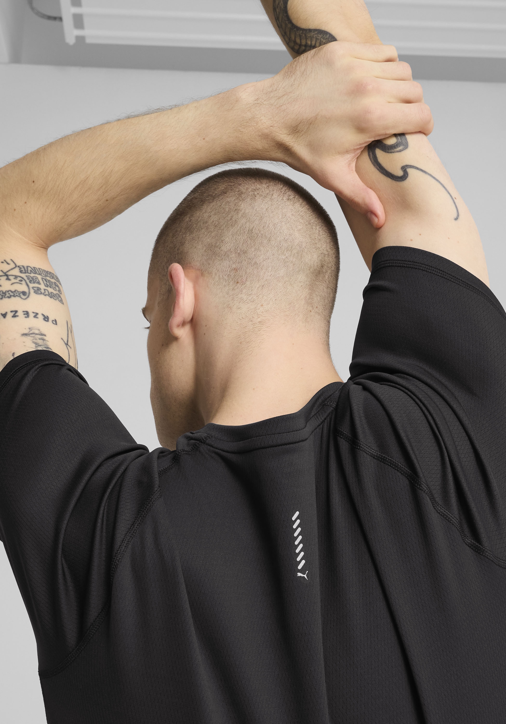 PUMA Laufshirt »M RUN VELOCITY TEE POLY« ergonomische Schnittführung, kurze Ärmel, Performance-T-Shirt