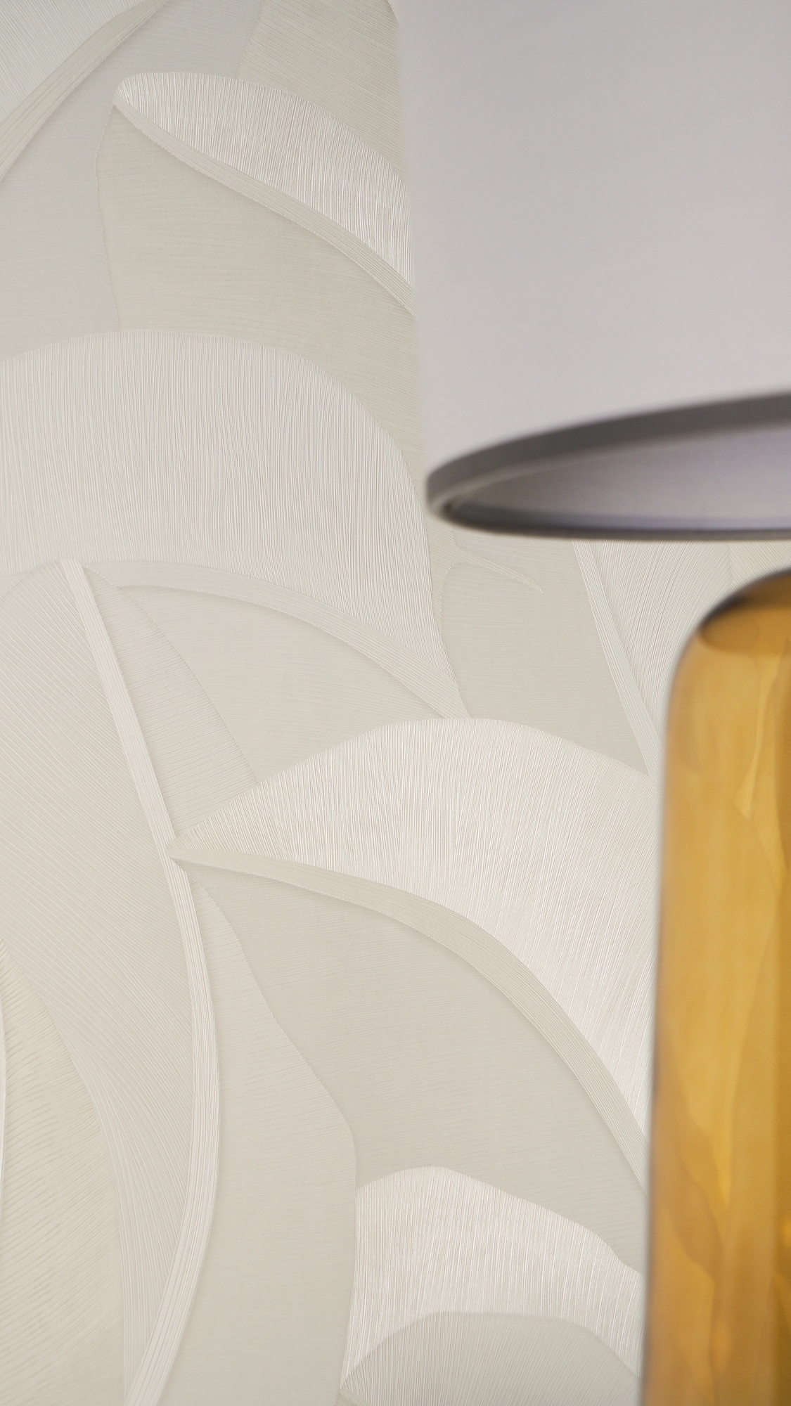 living walls Vliestapete »Vibes & Styles Isabelle – Golden Canopy Vliestapete« glänzend leicht strukturiert Großflächiges Blattdesign mit feiner Struktur und Glanzeffekt