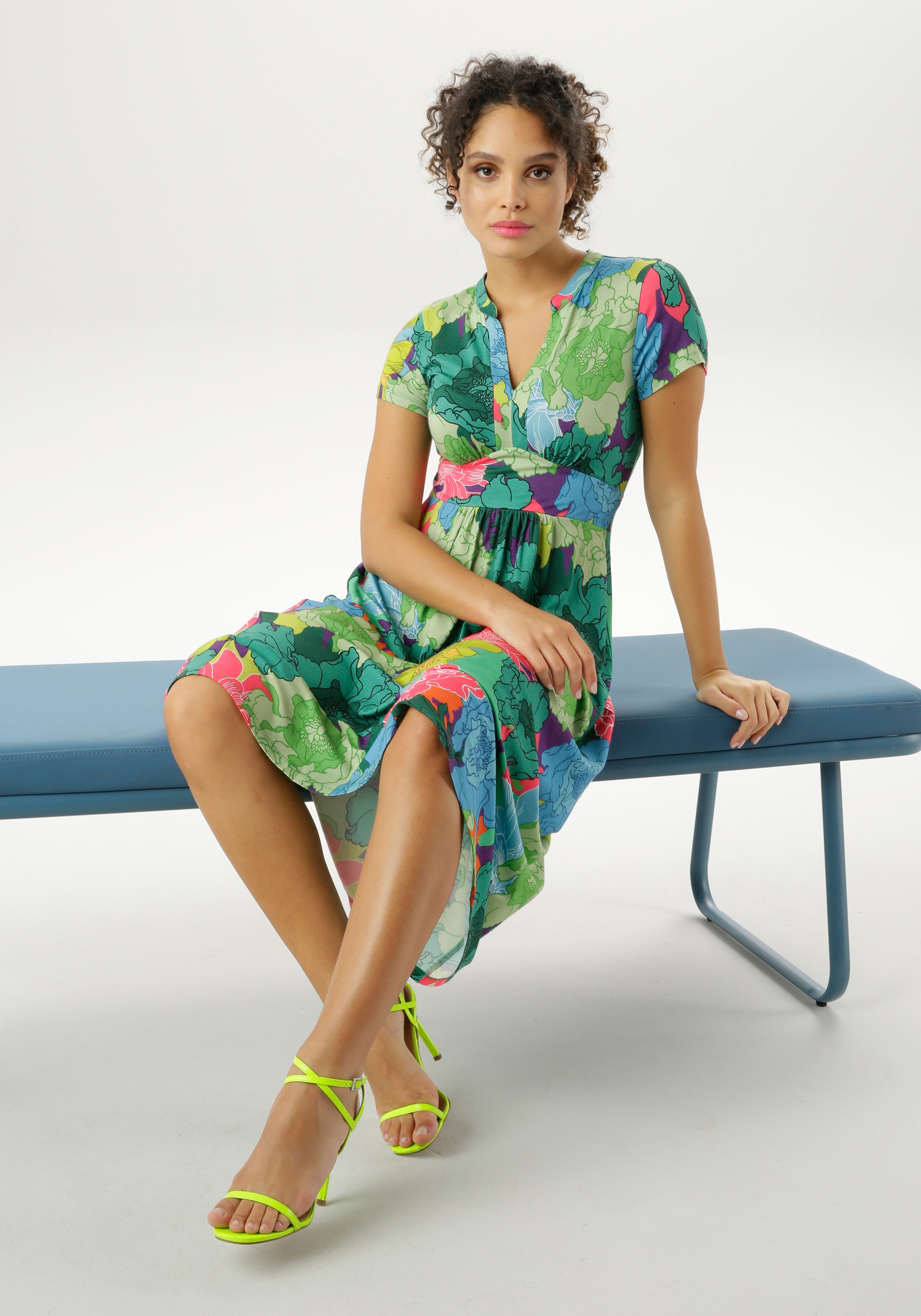 großflächigem, CASUAL graphischem | Sommerkleid, kaufen Blumendruck Aniston BAUR für mit